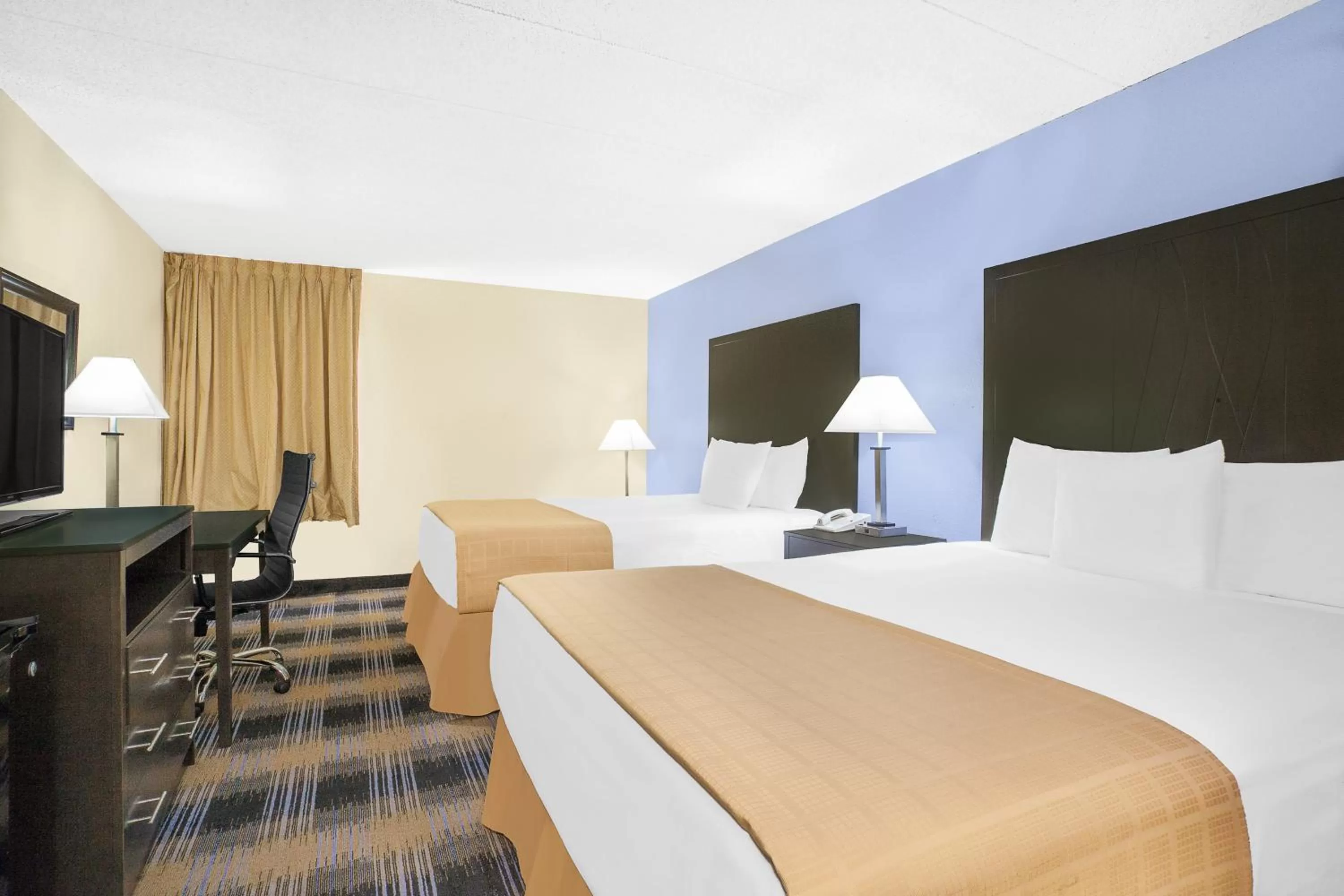 Bedroom, Bed in Days Inn by Wyndham Wilkes Barre