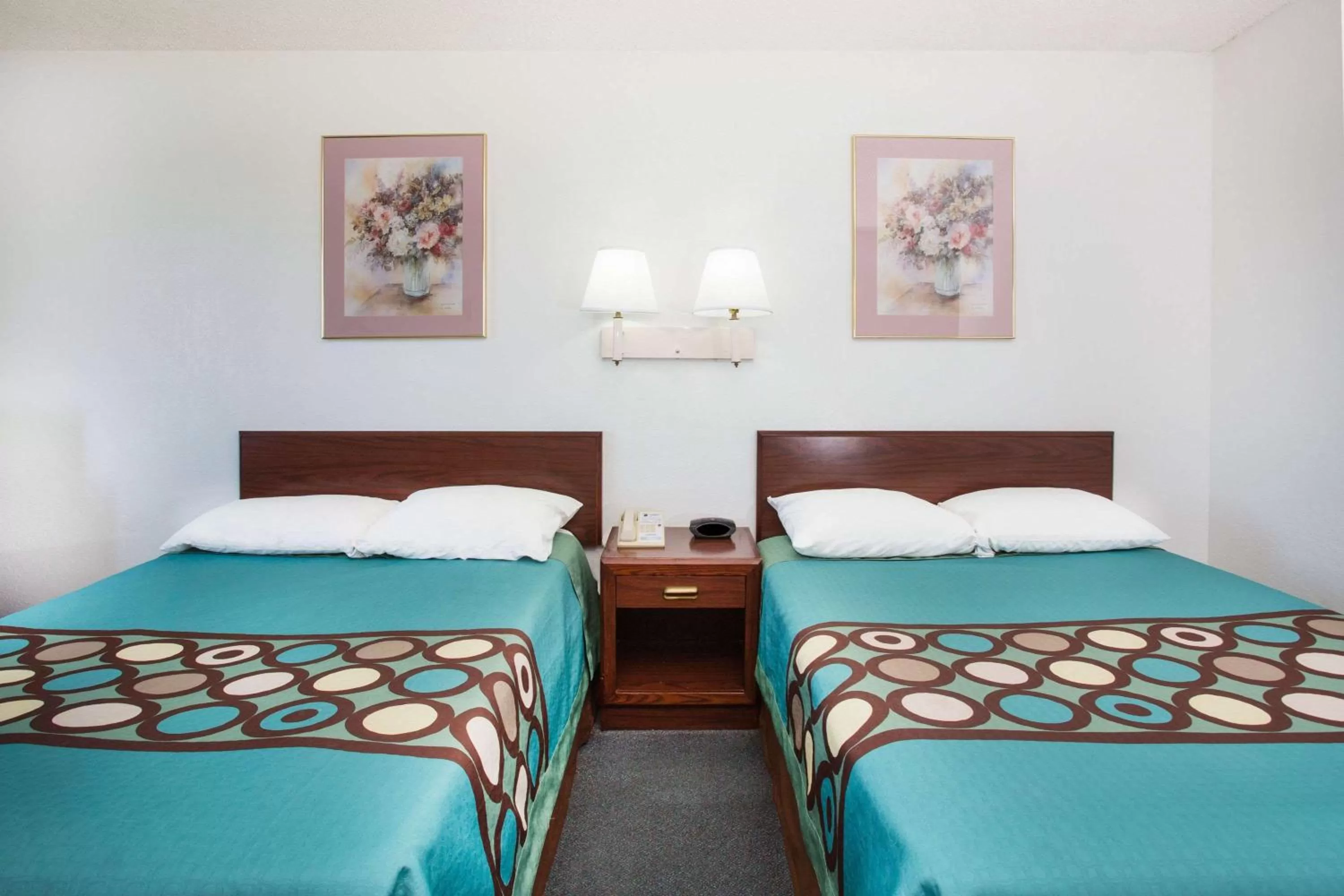 Photo of the whole room in Super 8 by Wyndham Limon