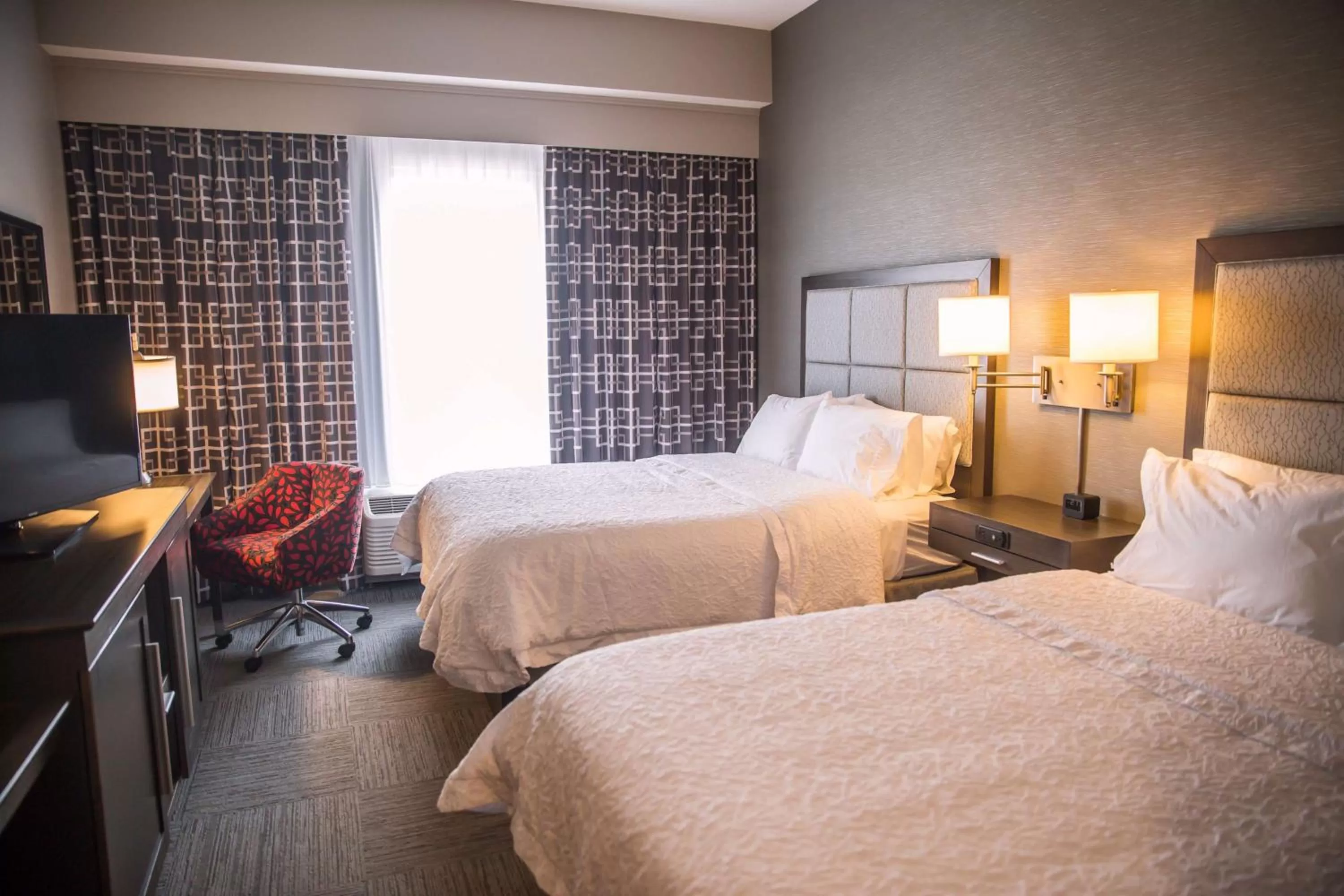 Bedroom, Bed in Hampton Inn-Pontiac