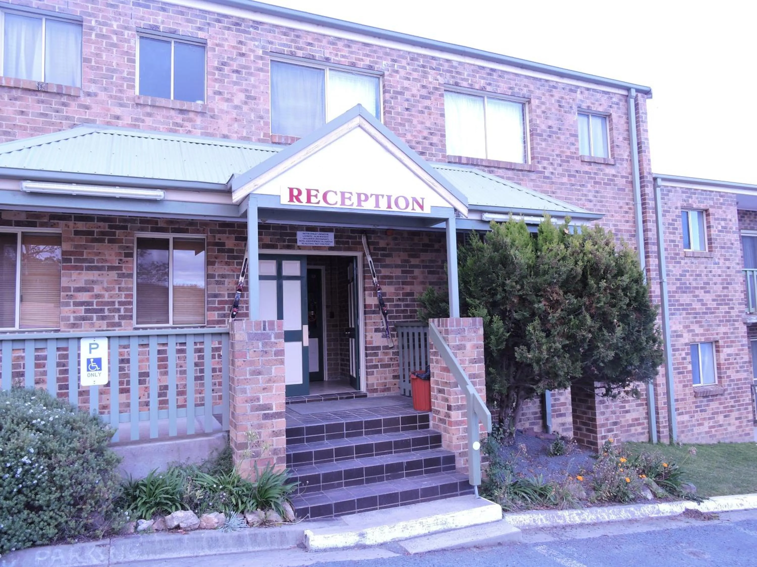 Property building in Acacia Snowy Motel