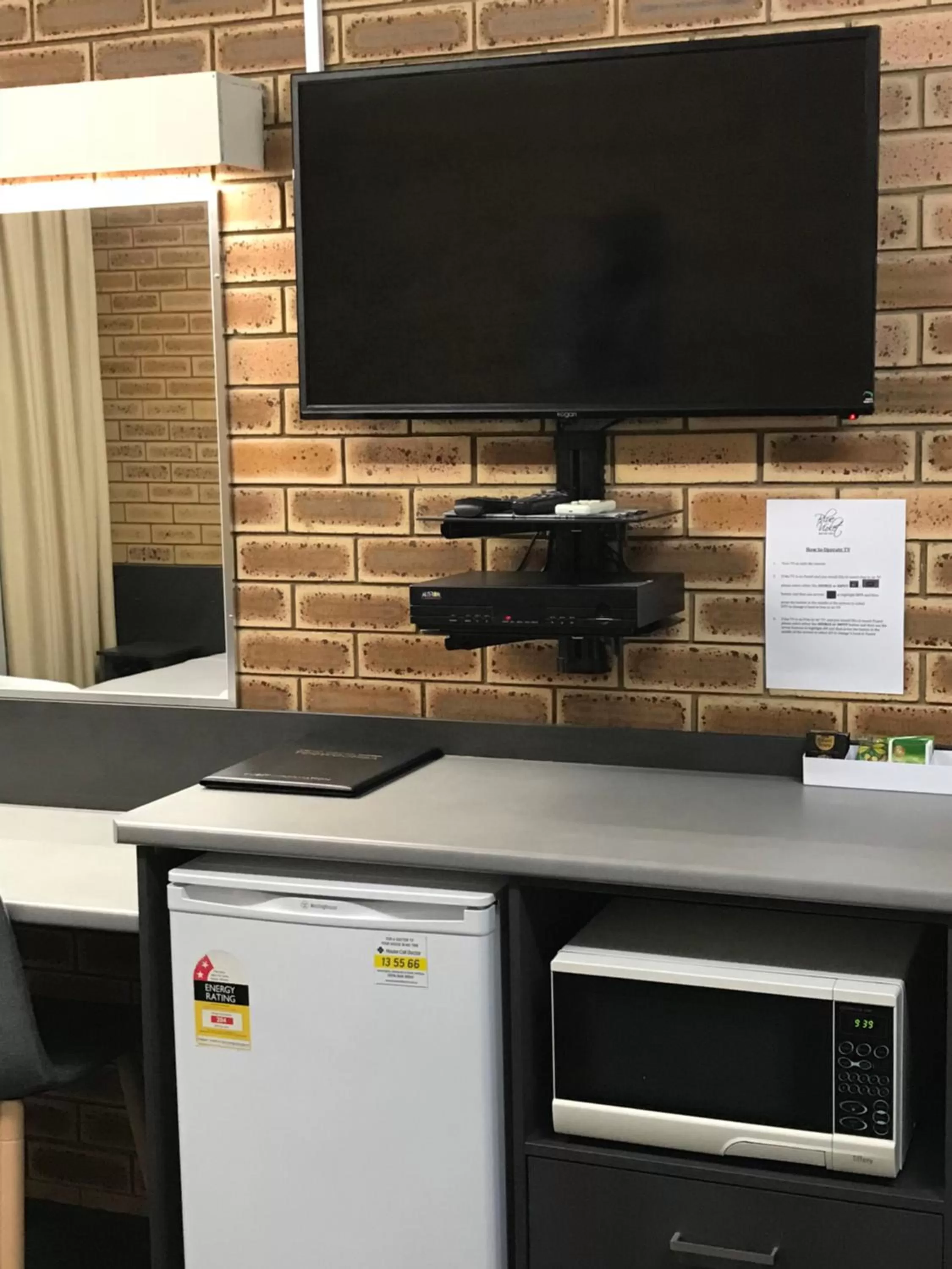 TV and multimedia in Blue Violet Motor Inn