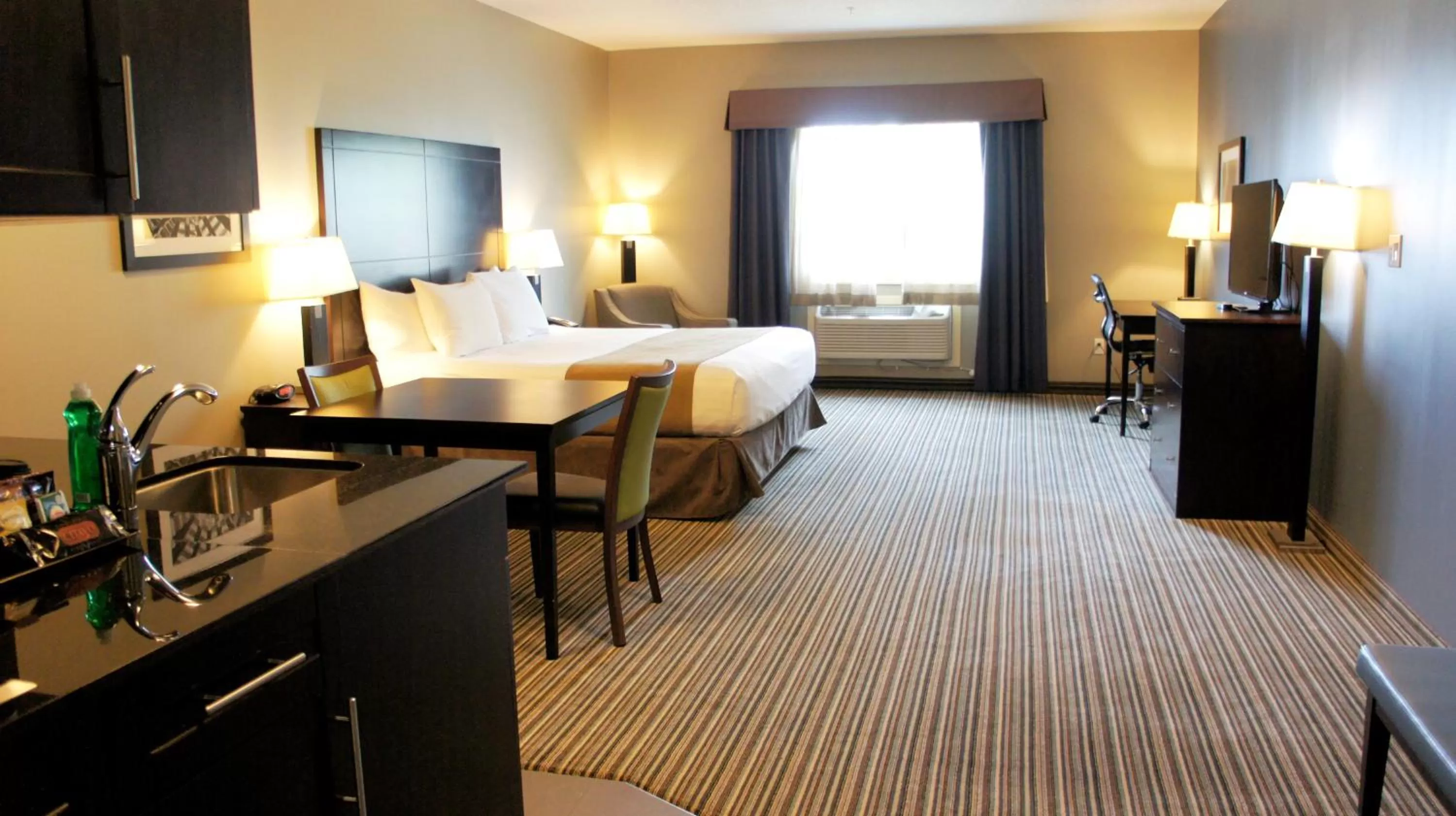 Property building, Bed in Best Western PLUS Fort Saskatchewan Inn & Suites