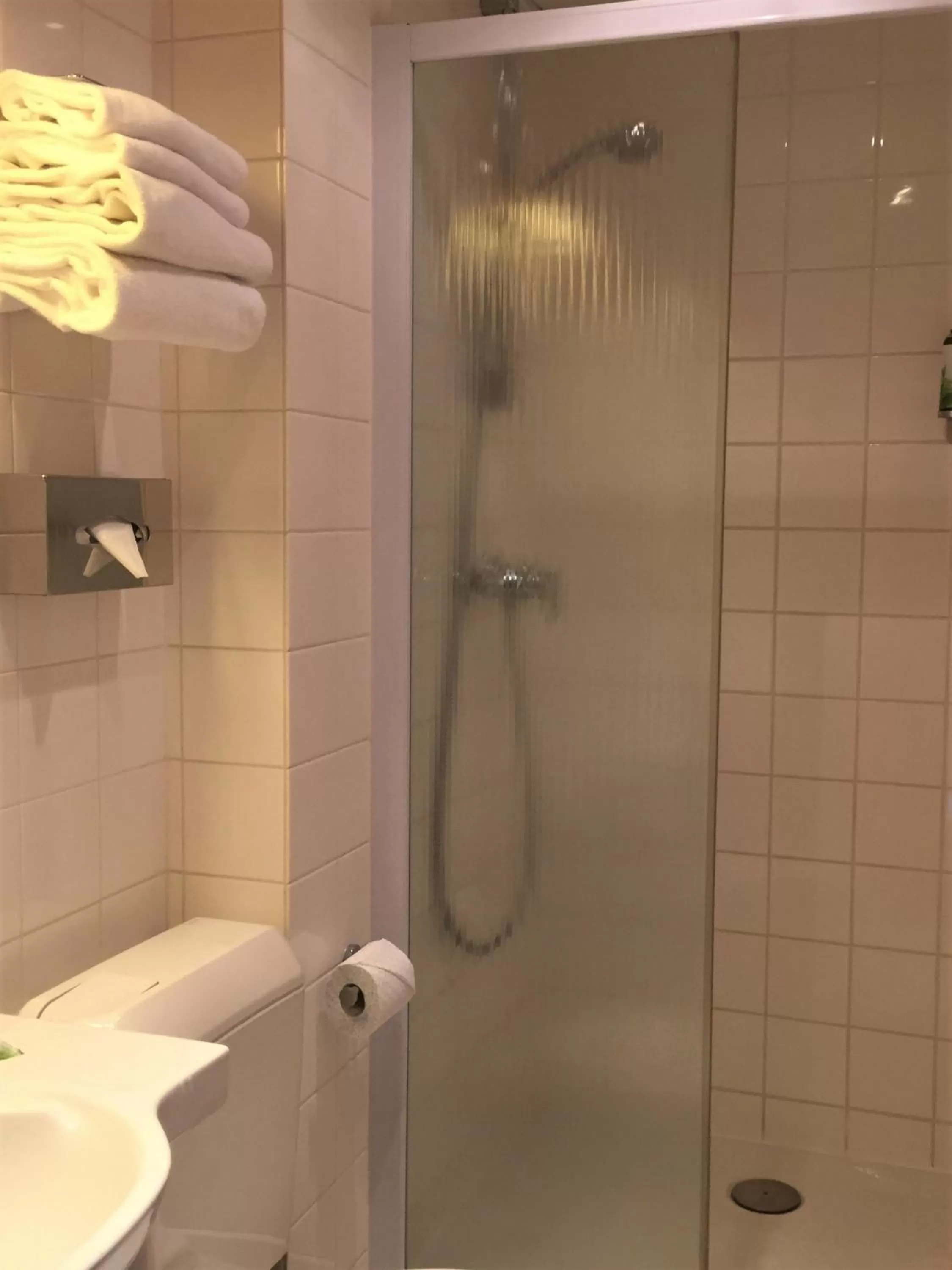 Shower in Hotel De La Paix