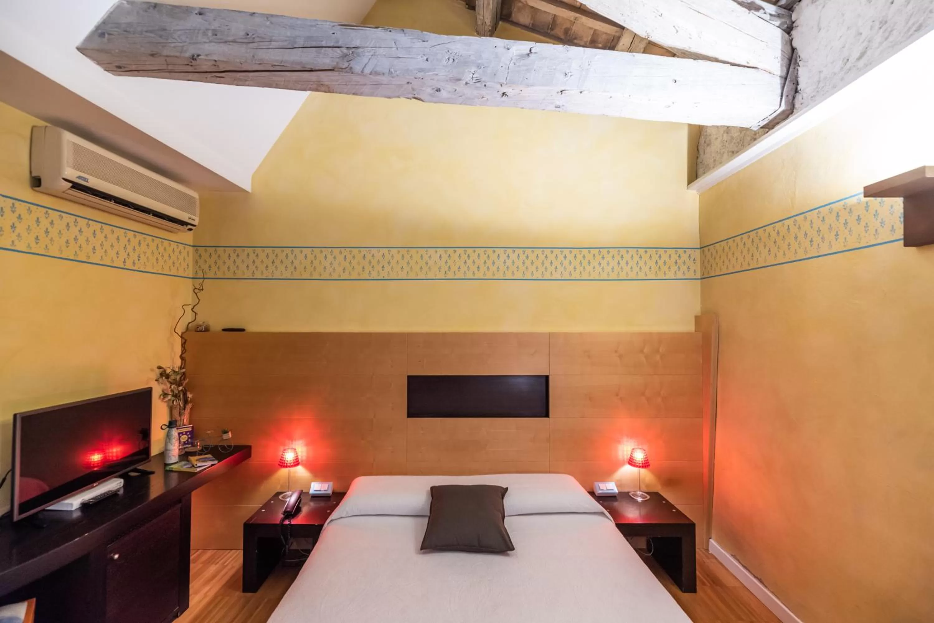 TV and multimedia, Bed in Hotel Suite Inn