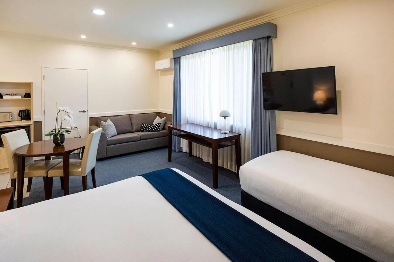 Bed in Hawkesbury Race Club Motel