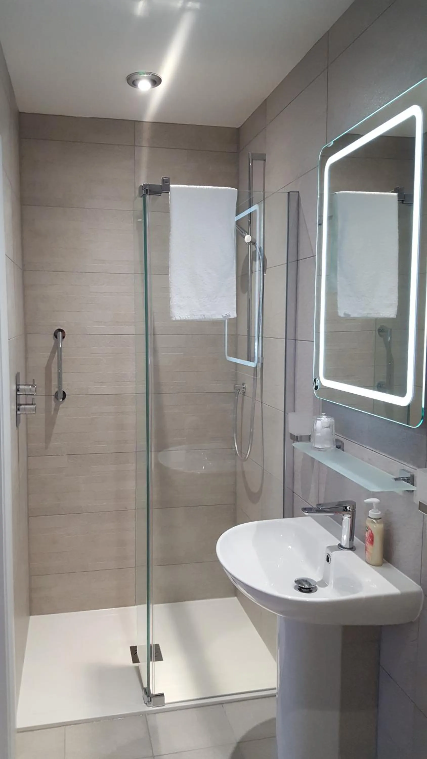 Shower in The Lawn Guest House Gatwick