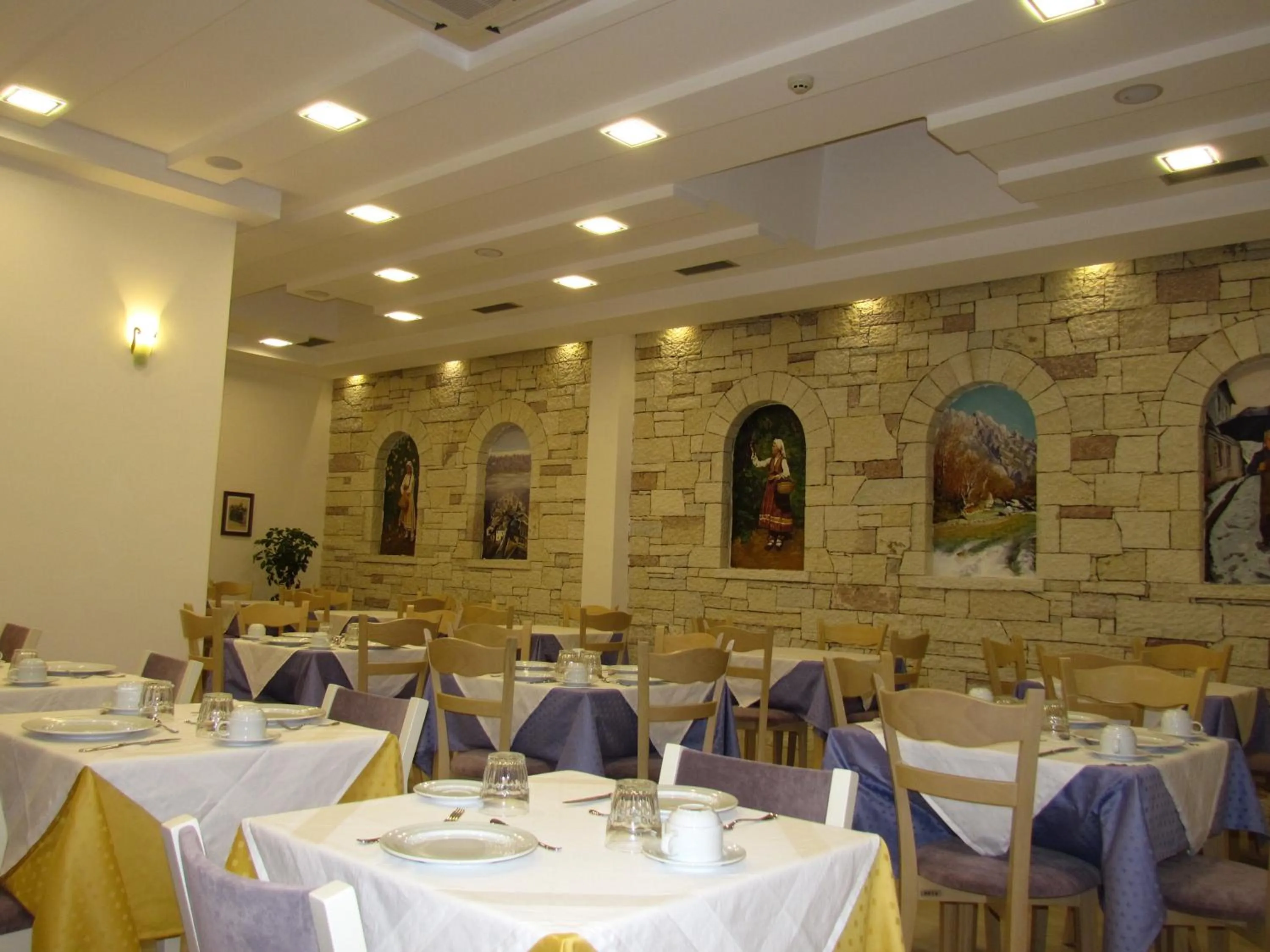 Restaurant/places to eat in Hotel Argjiro