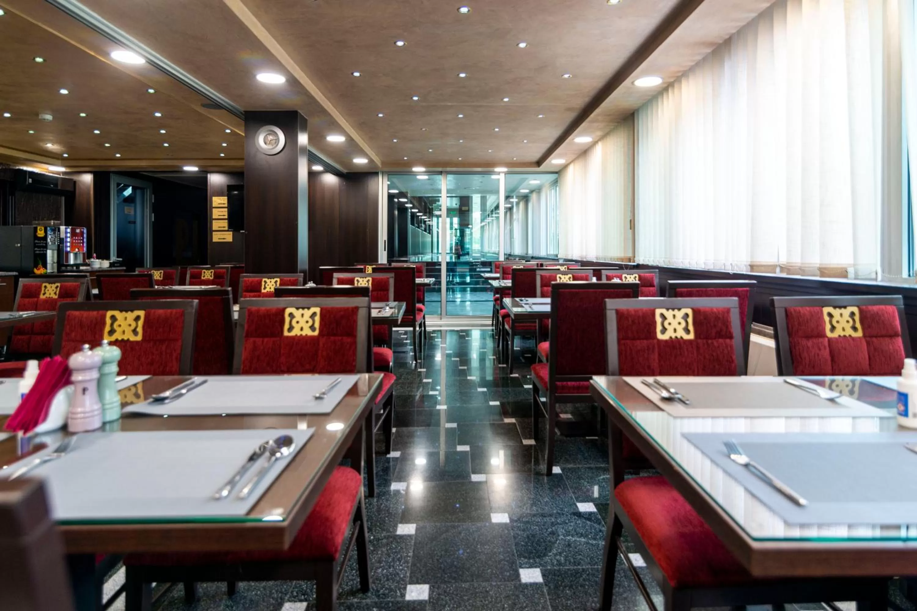 Restaurant/places to eat in Prezident Hotel