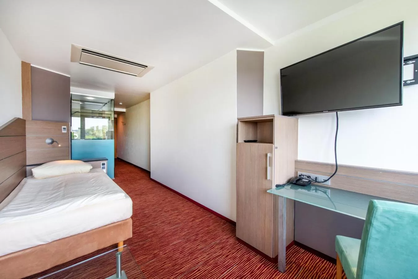 Photo of the whole room, Bed in Diehls Hotel