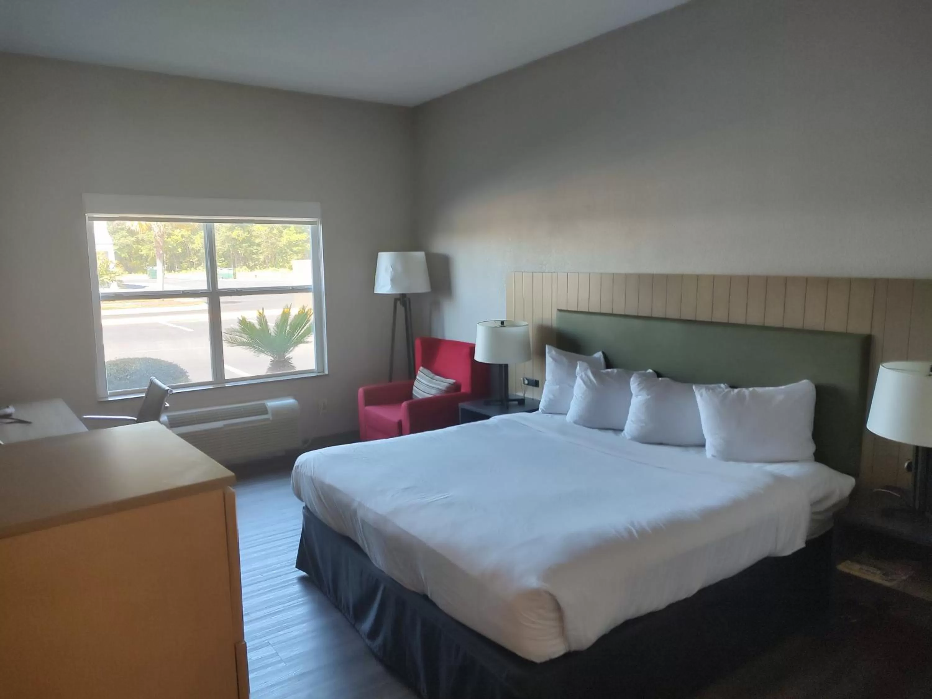 Photo of the whole room, Bed in Country Inn & Suites by Radisson, Hinesville, GA