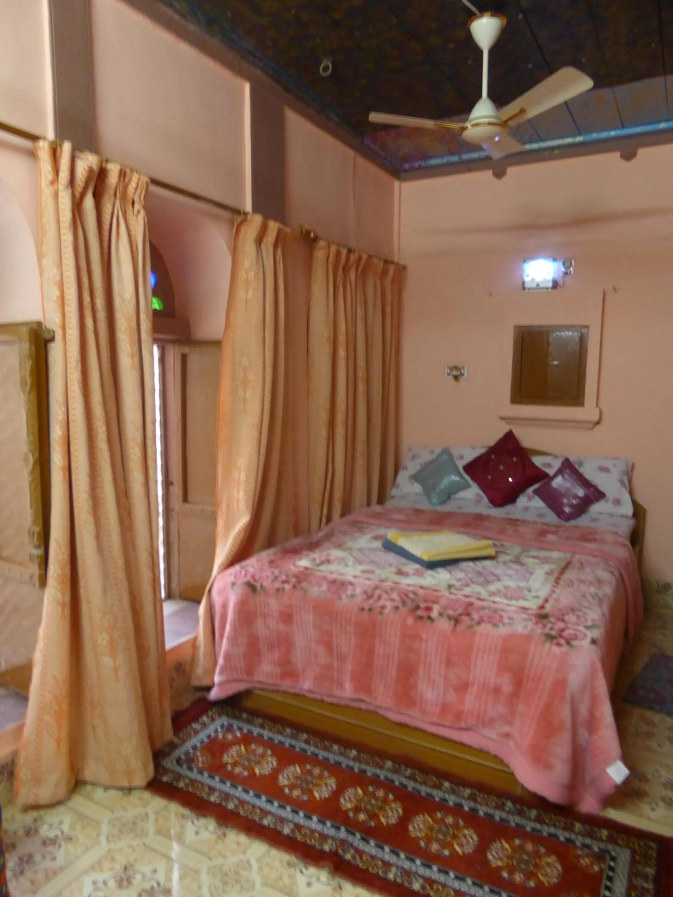 Bed in Tanisha Heritage Haweli