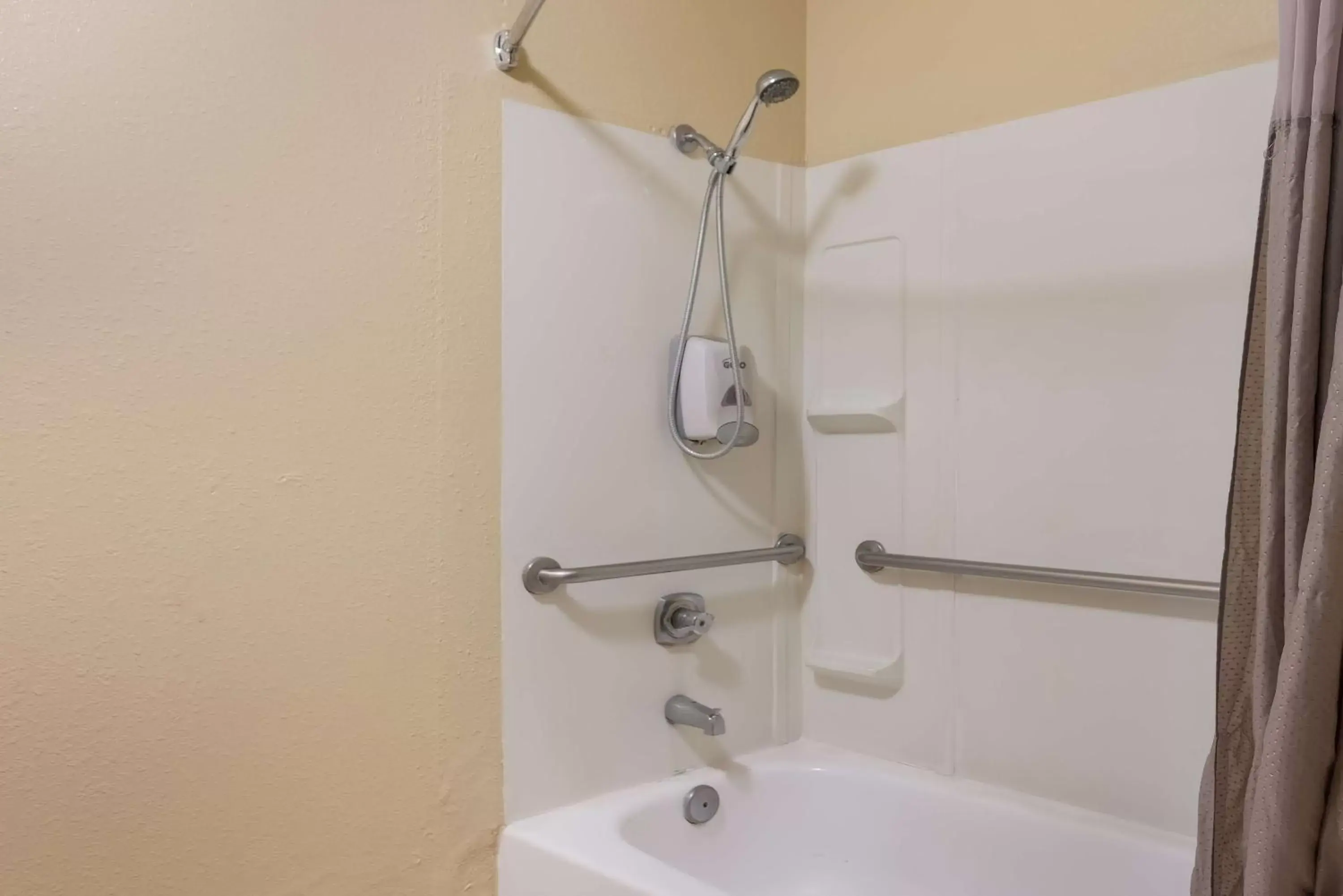 Queen Room with Bath Tub - Disability Access in SureStay Hotel by Best Western Wells Queen Room with Bath Tub - Disability Access in SureStay Hotel by Best Western Wells