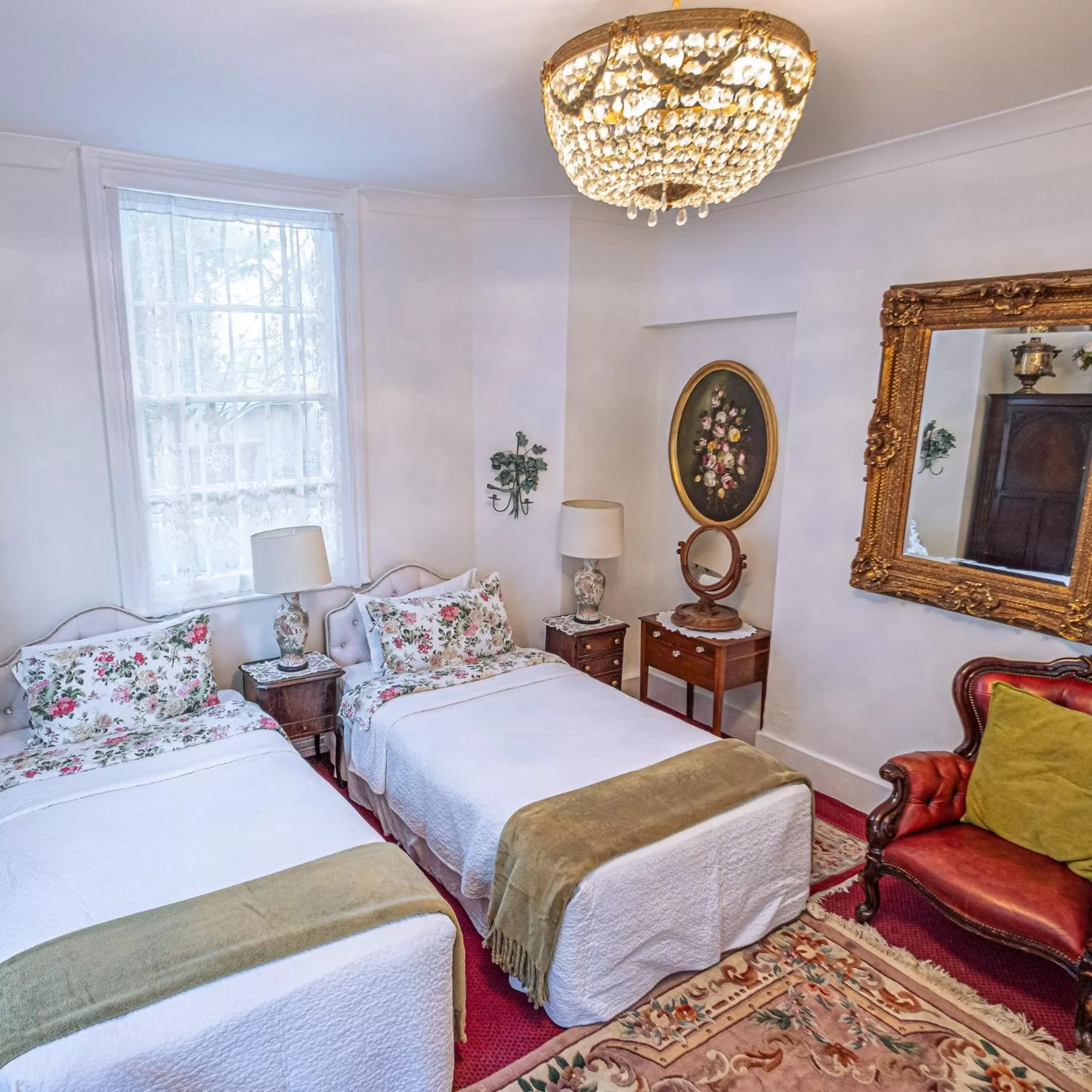 Photo of the whole room, Bed in Dawson Place, Juliette's Bed and Breakfast