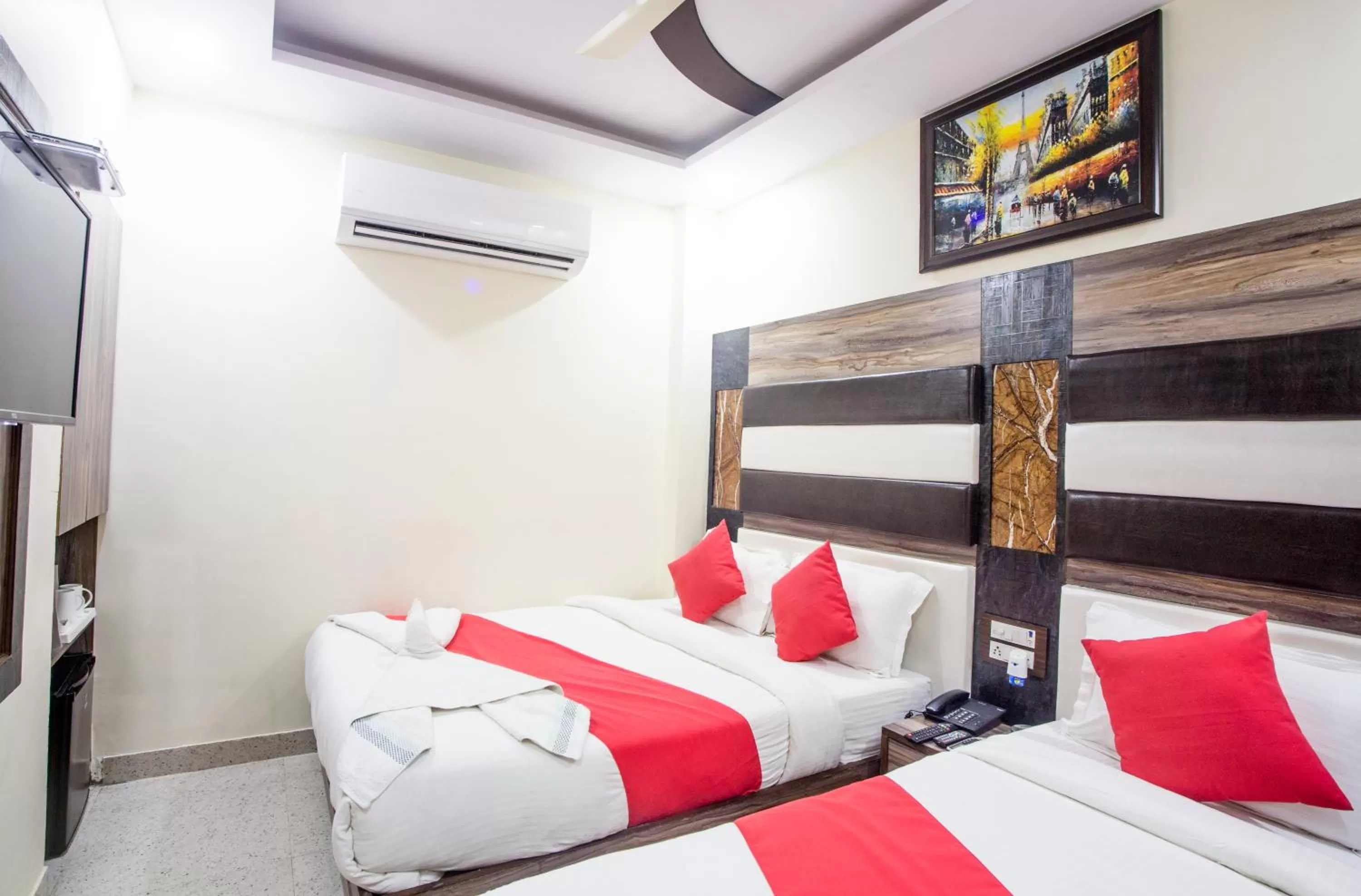 Photo of the whole room, Bed in Hotel Dollar Inn