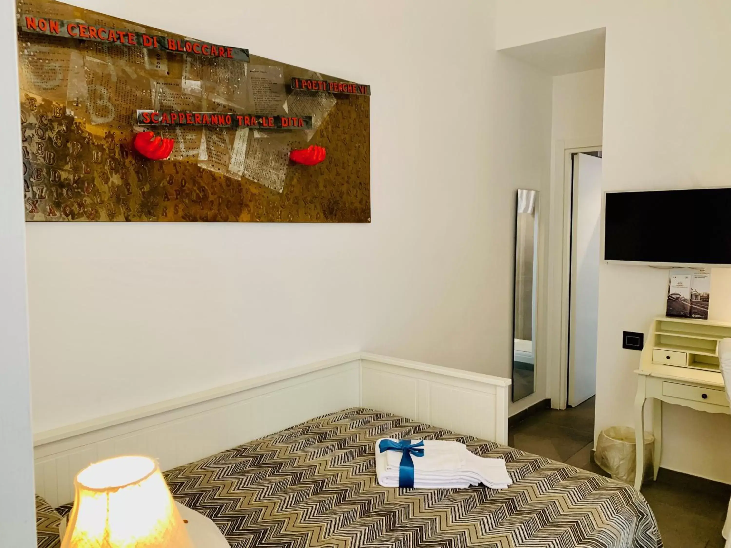 Large Single Room in Relais Piazza Del Plebiscito B&B Large Single Room in Relais Piazza Del Plebiscito B&B