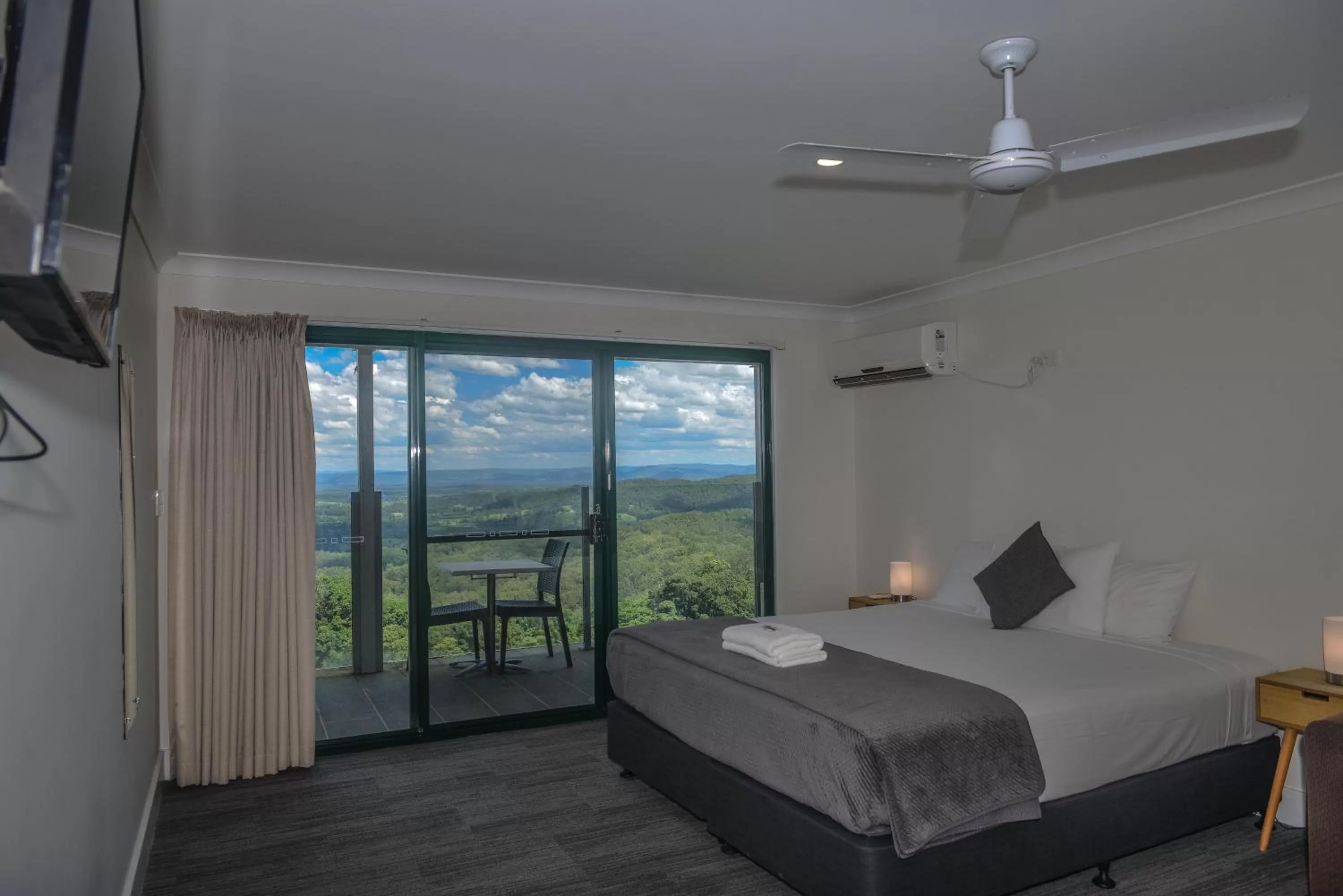 Bed, Mountain View in Tranquil Park