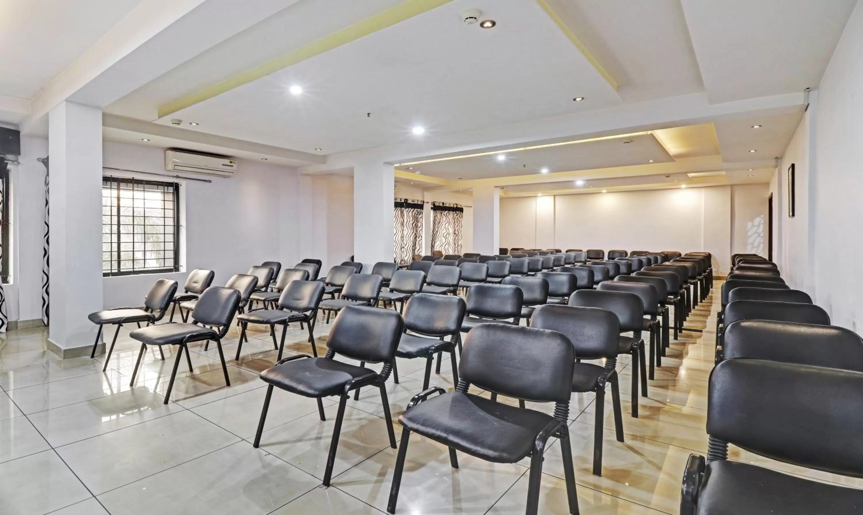 Meeting/conference room in Treebo Symphony Hotels And Resorts Angamally