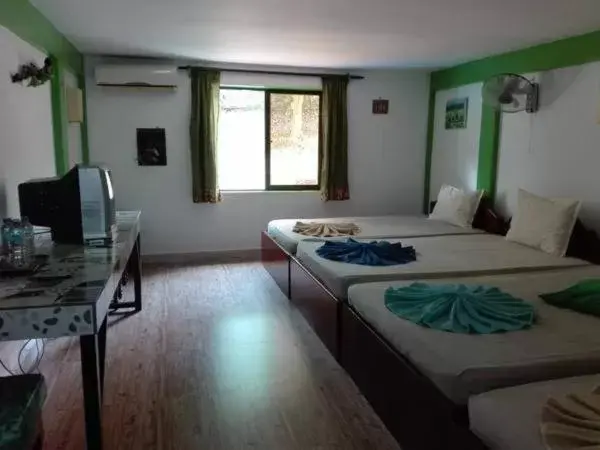 Economy Quadruple Room in Hotel de la Plage Economy Quadruple Room in Hotel de la Plage