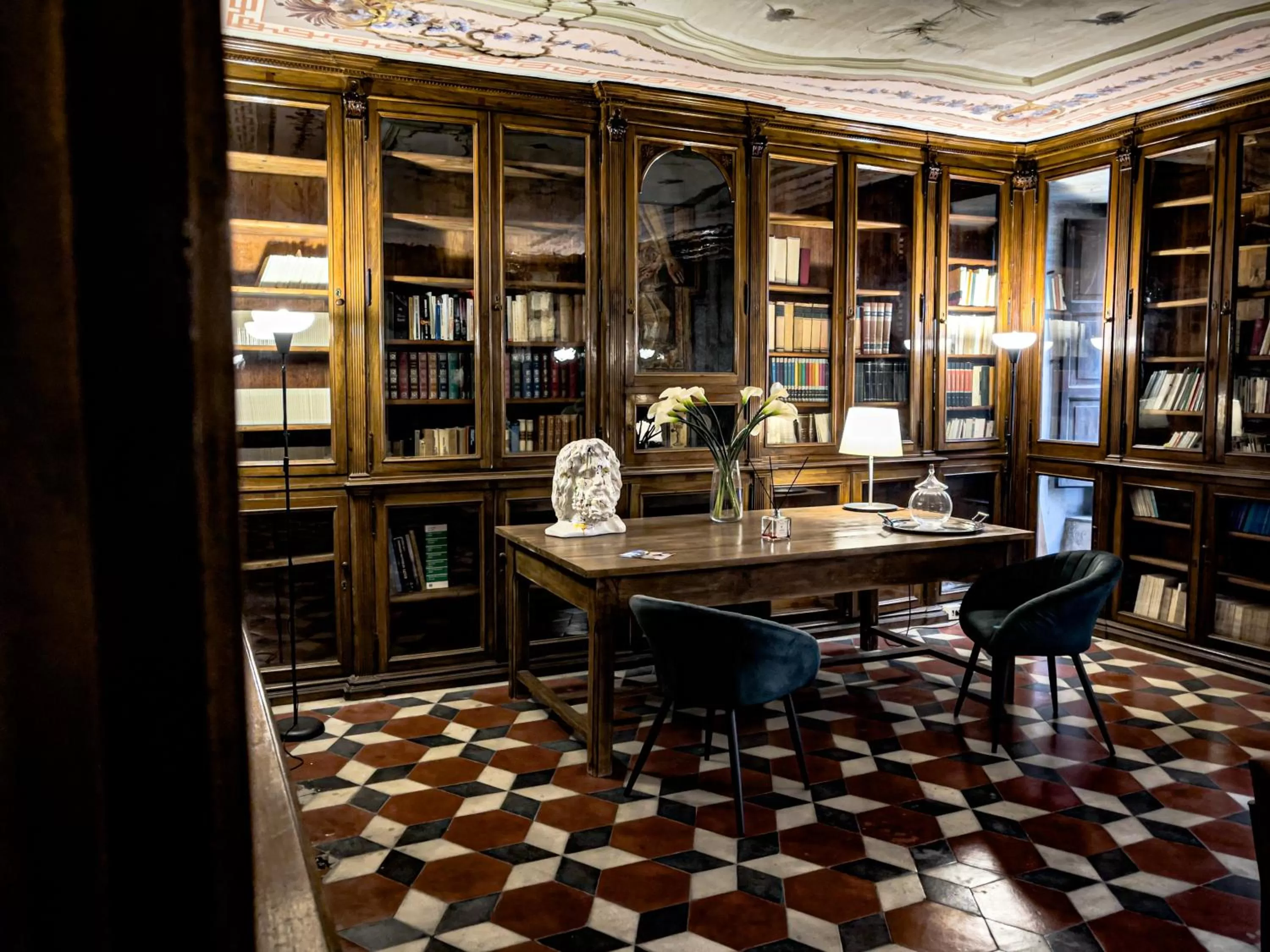 Library in Palazzo Cappuccini Art Relais