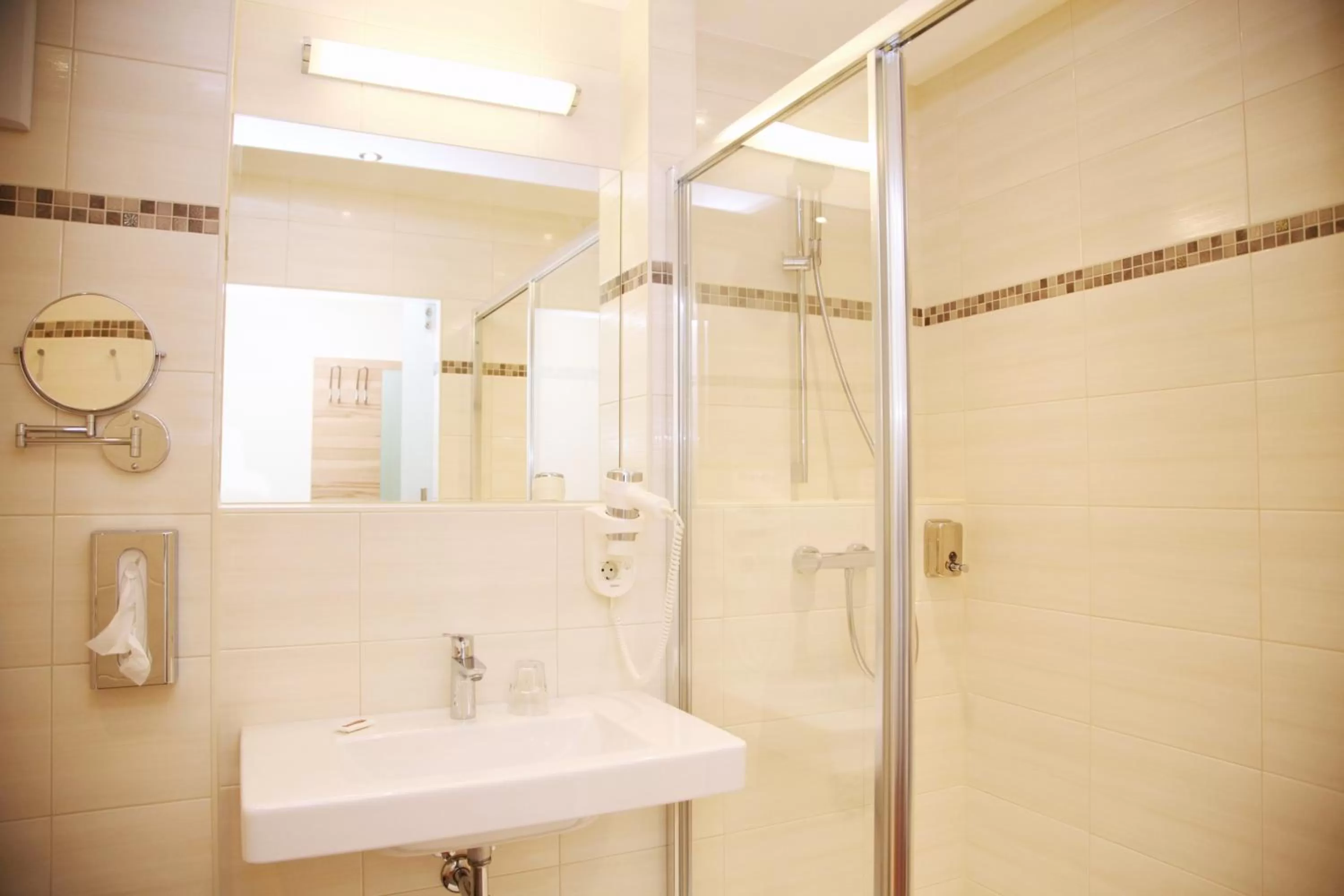 Bathroom in Tinschert Hotel-Restaurant-Partyservice