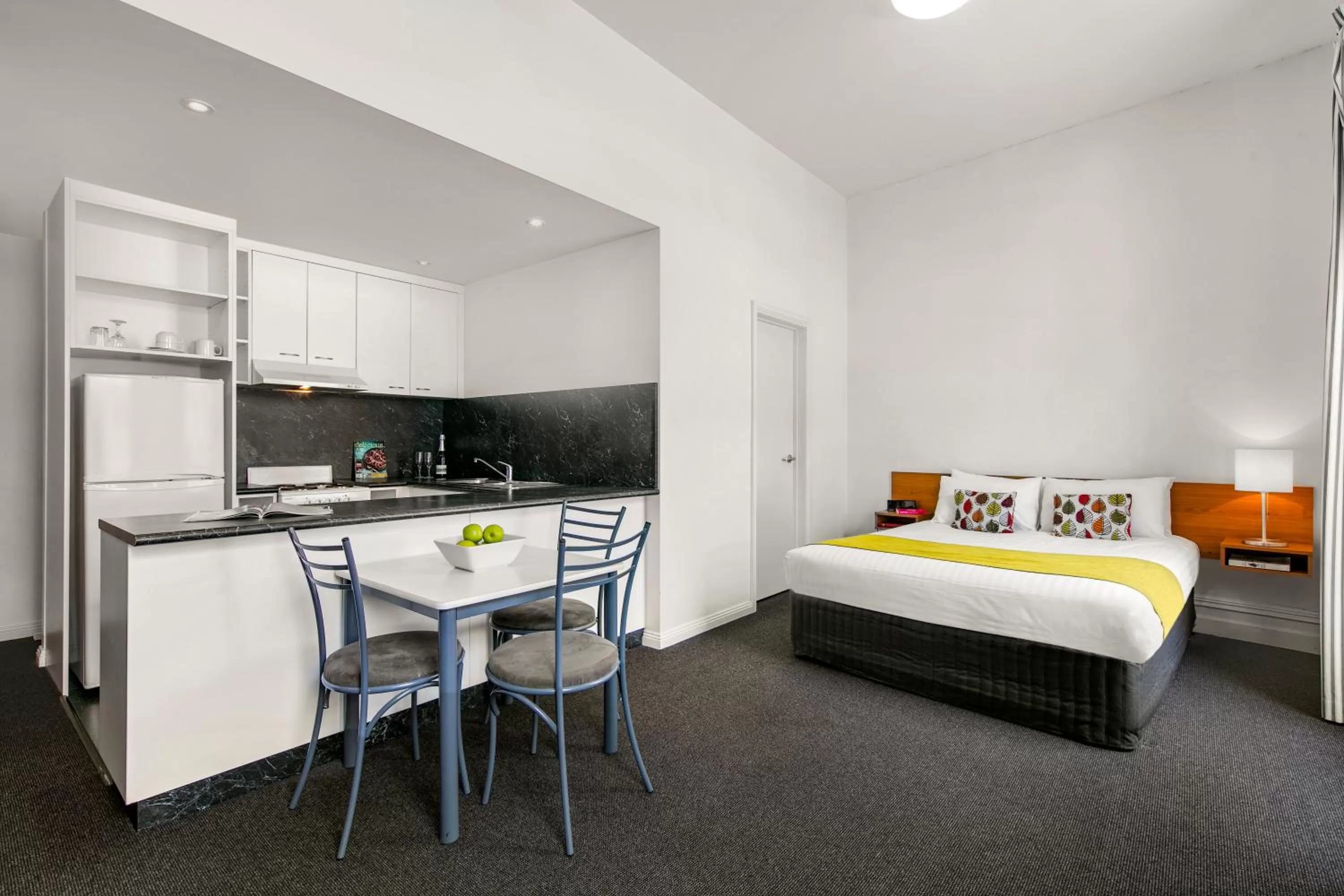 Dining area, Bed in Quest Savoy