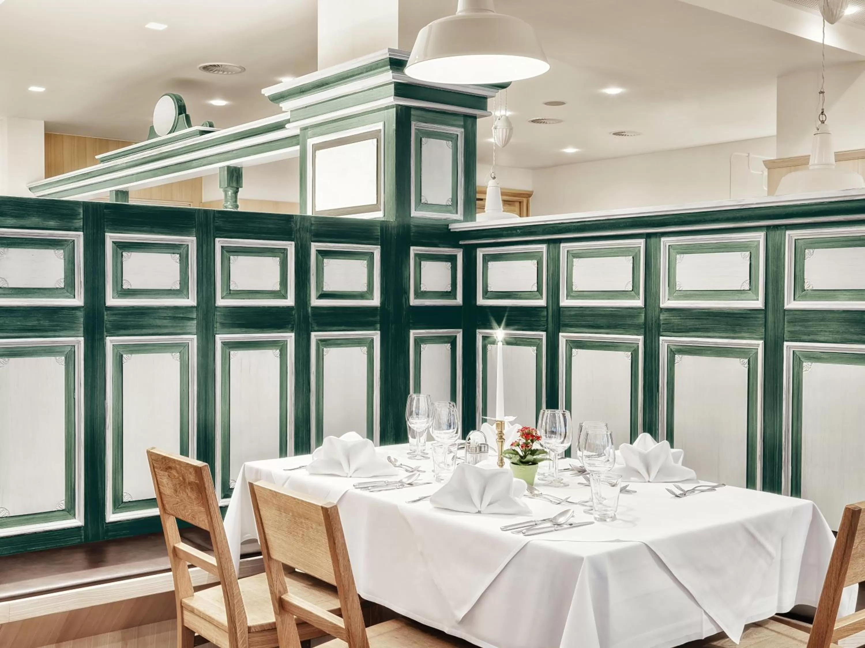 Restaurant/places to eat in Alphotel Innsbruck