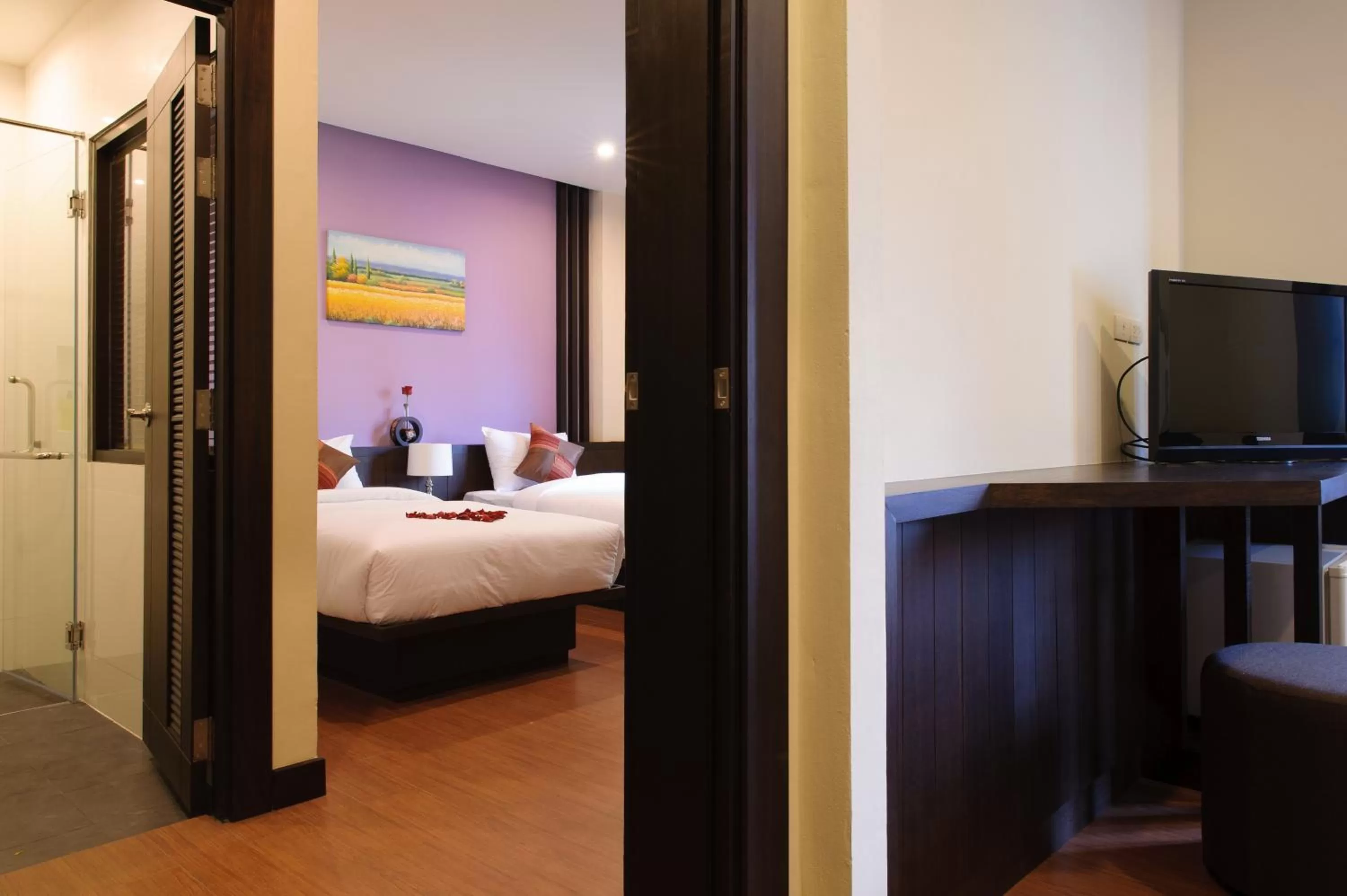 Photo of the whole room, Bed in Tara Place Hotel Bangkok