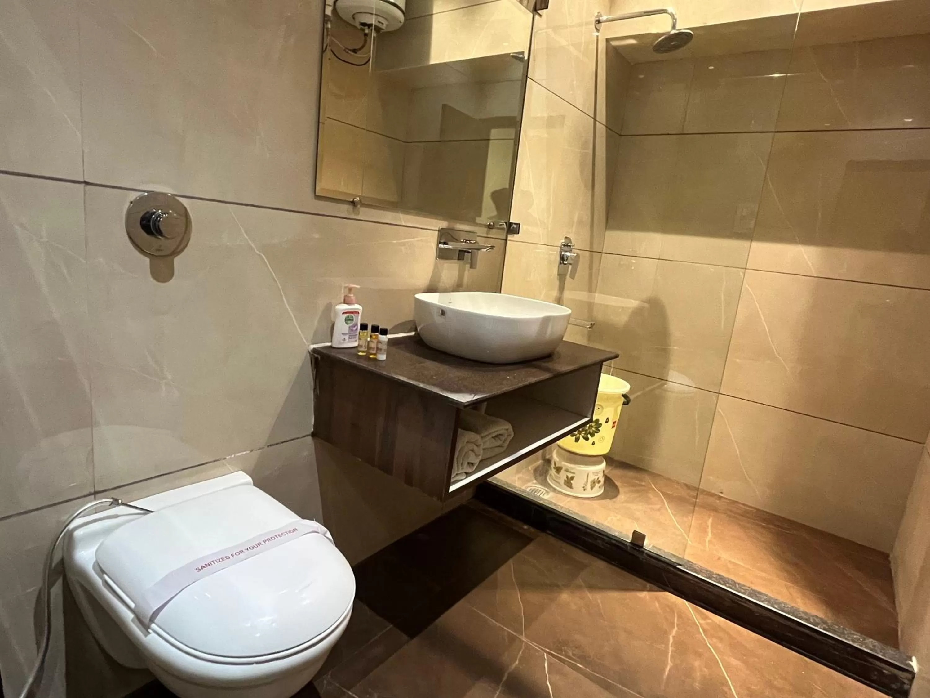 Bathroom in Hotel Exotic - 5 min walk from Golden Temple