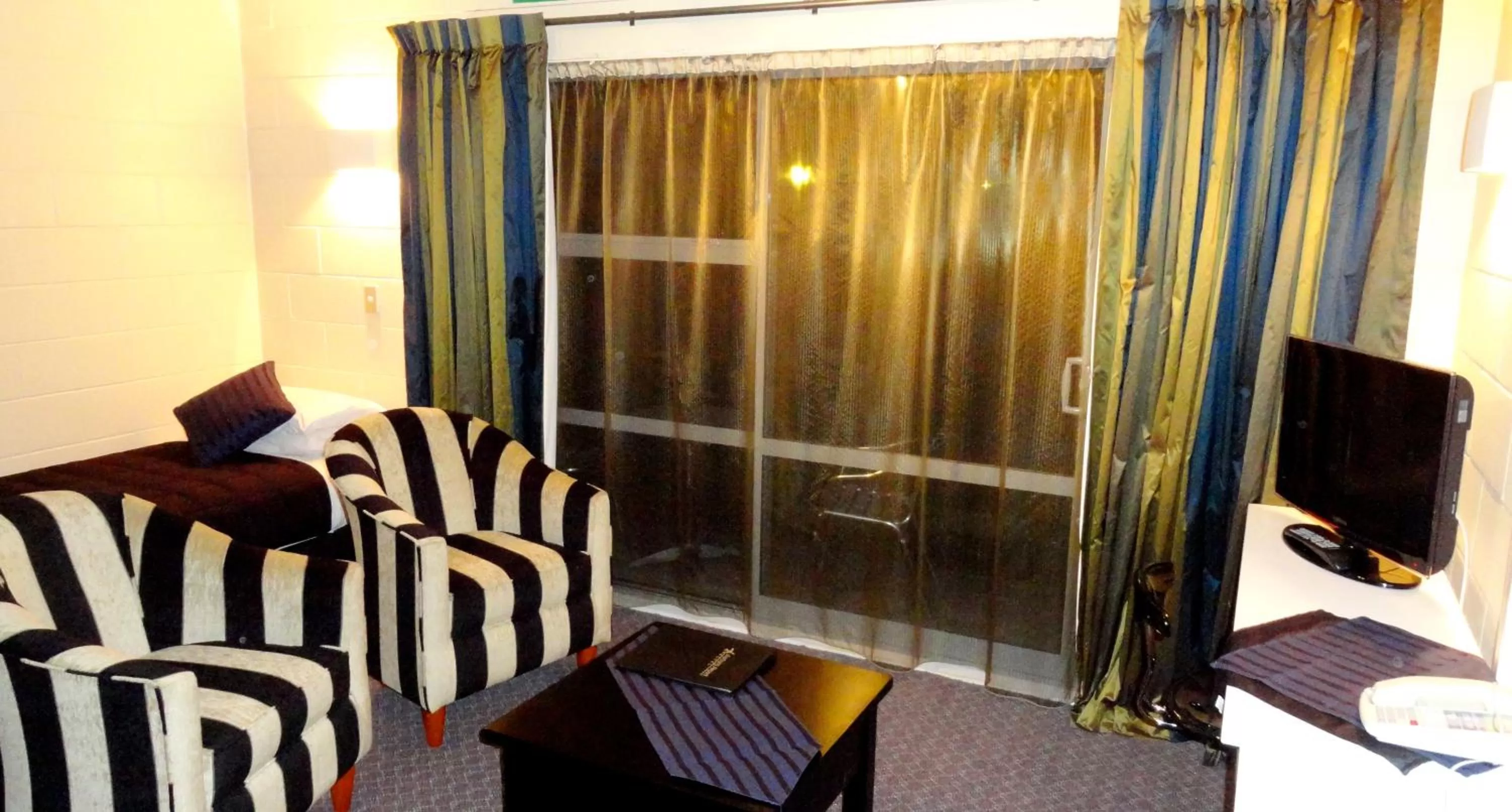 TV and multimedia, Seating Area in Aarburg Airport Motel