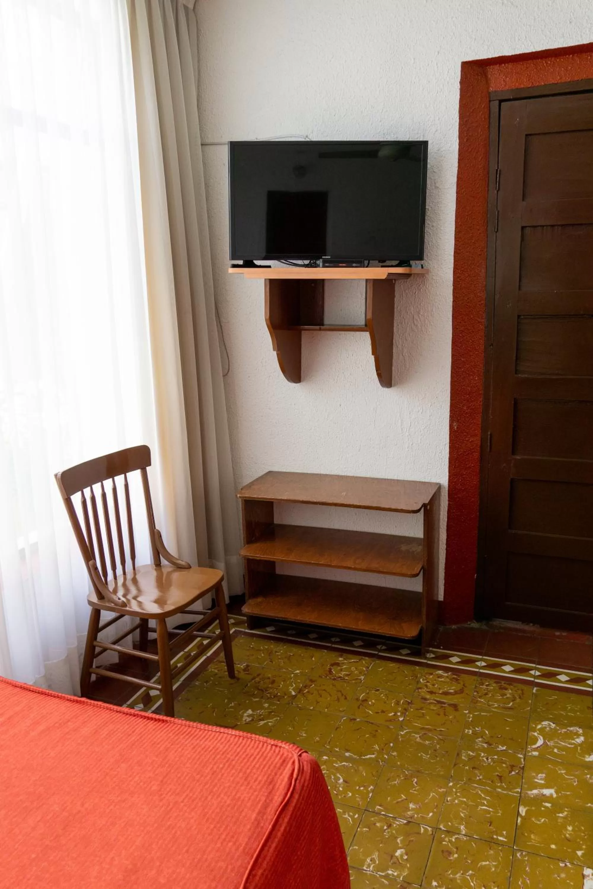 TV and multimedia, TV/Entertainment Center in Hotel Colonial