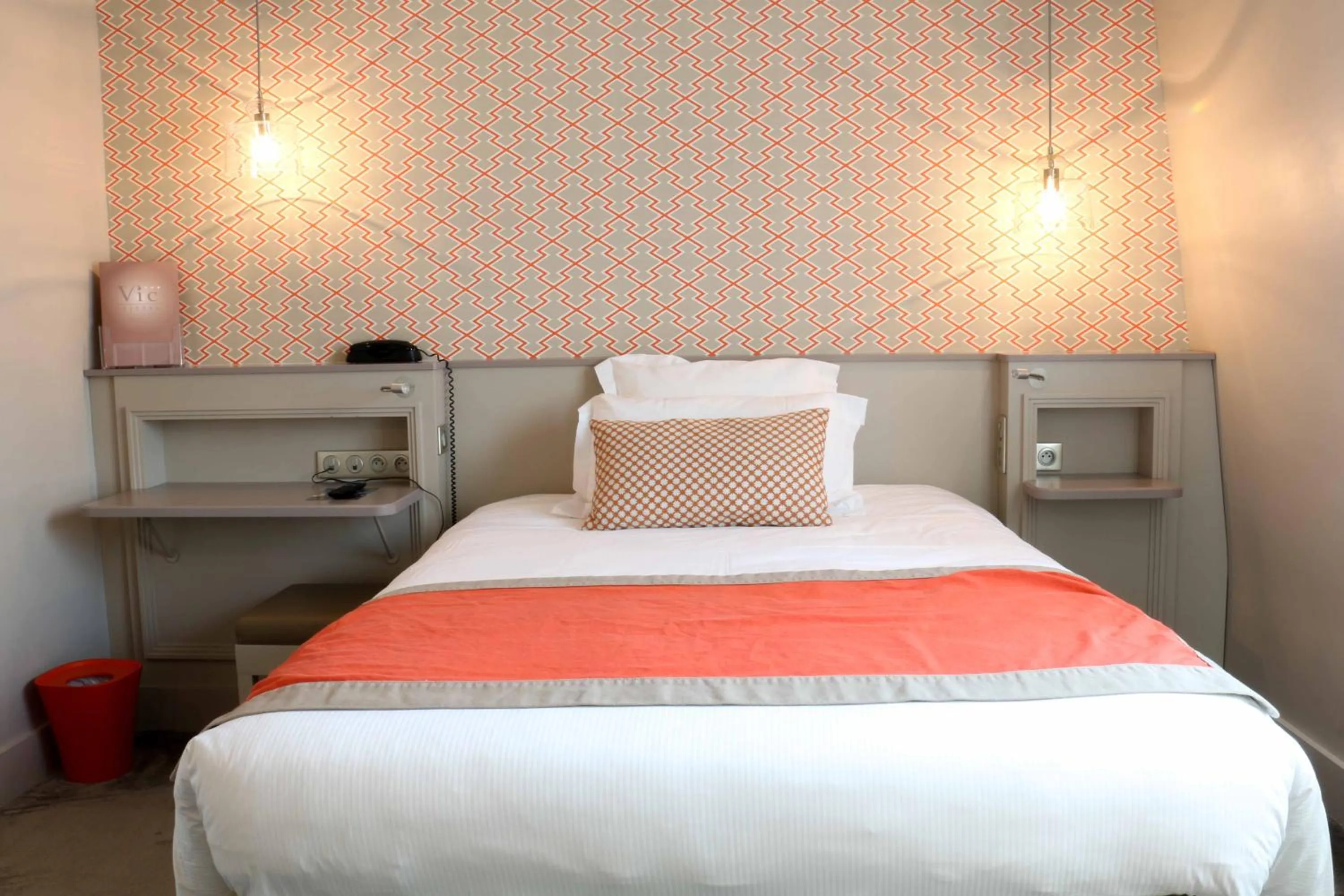 Bedroom, Bed in Hôtel Vic Eiffel