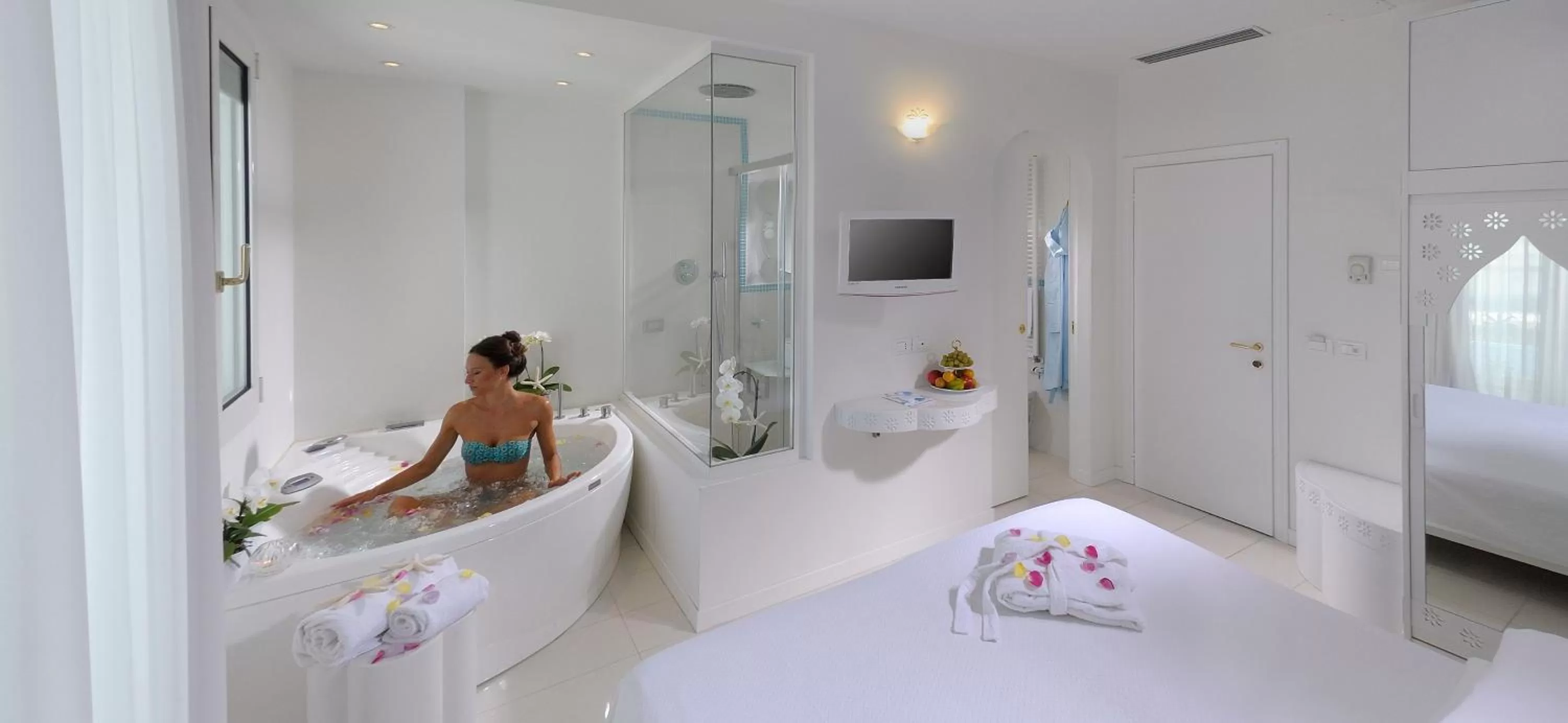 Photo of the whole room, Bed in Hotel Al Cavallino Bianco