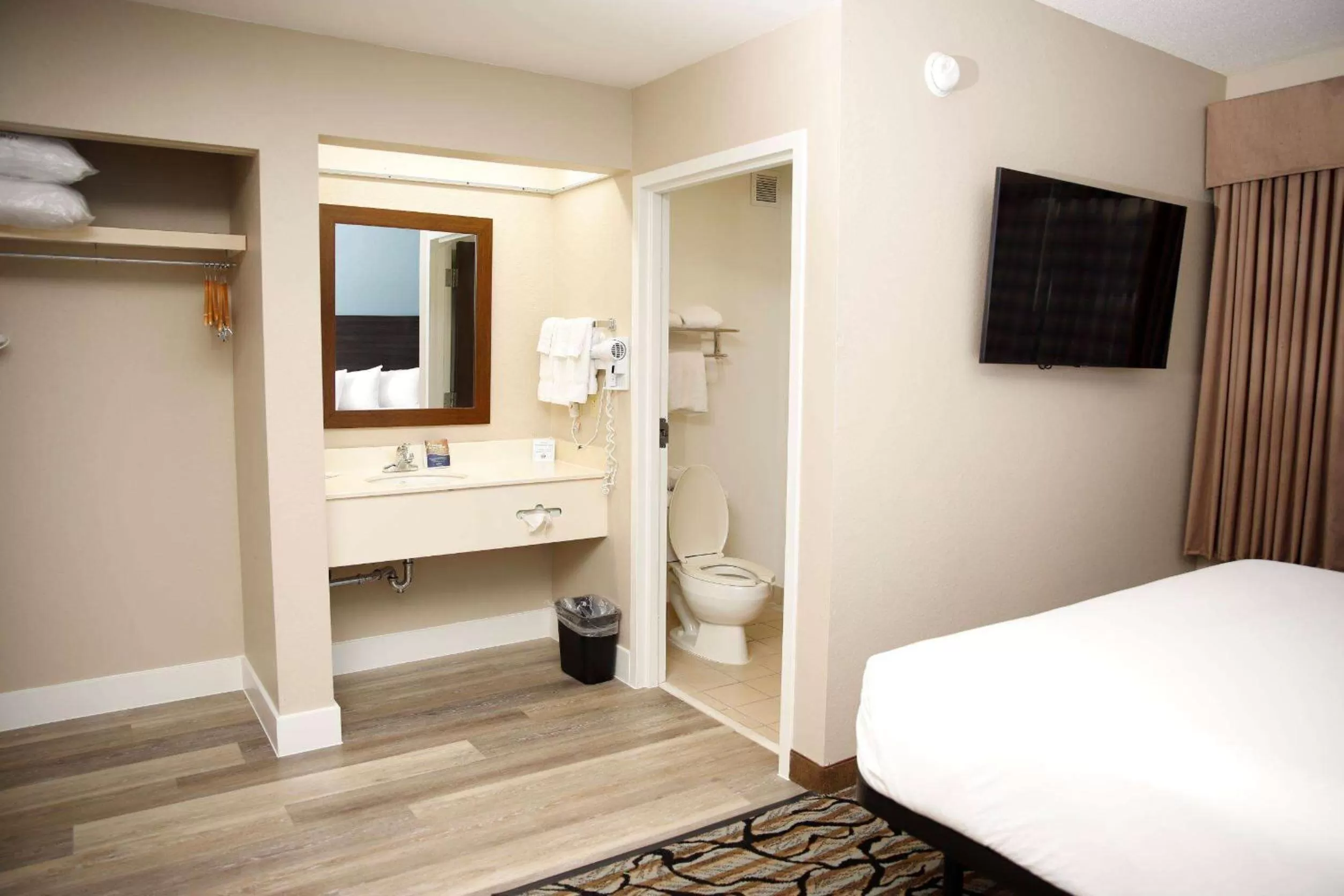 Bathroom, Bed in Baymont by Wyndham Jackson/Ridgeland
