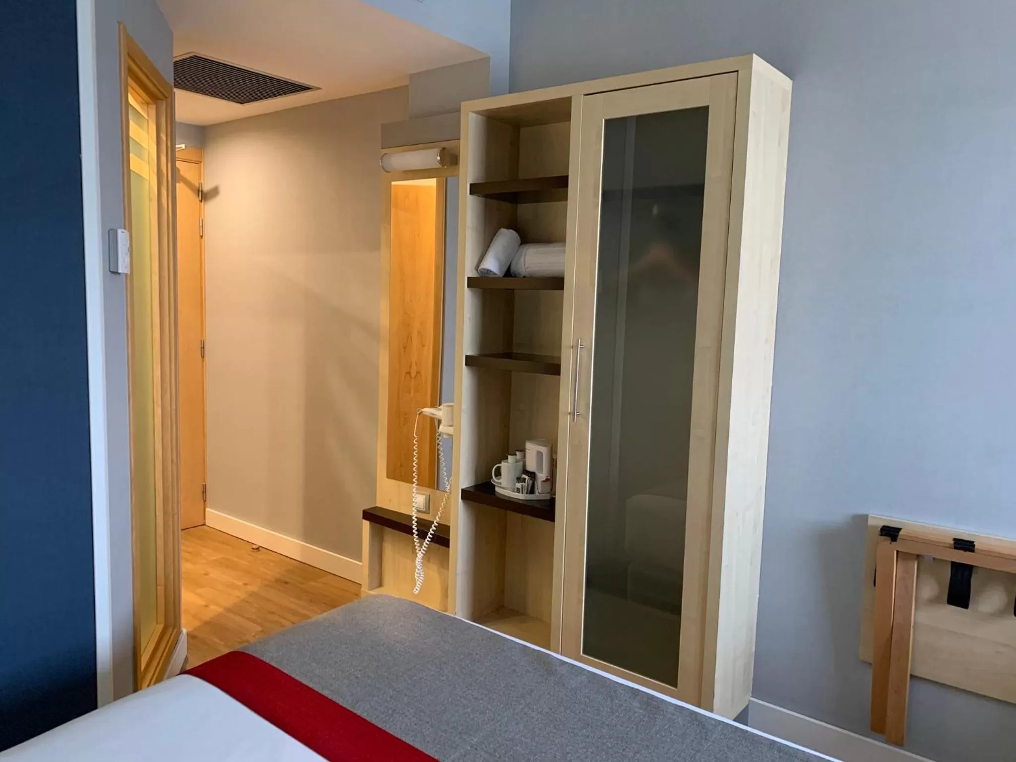 Photo of the whole room, Bed in Holiday Inn Express Vitoria by IHG