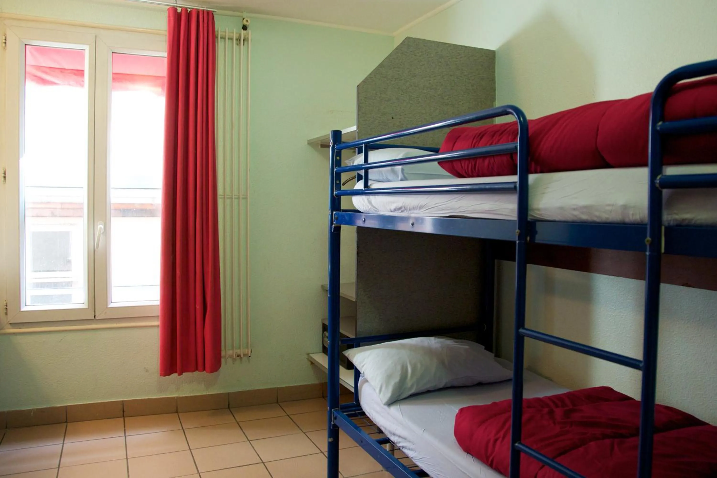 bunk bed, Bed in Auberge Internationale des Jeunes