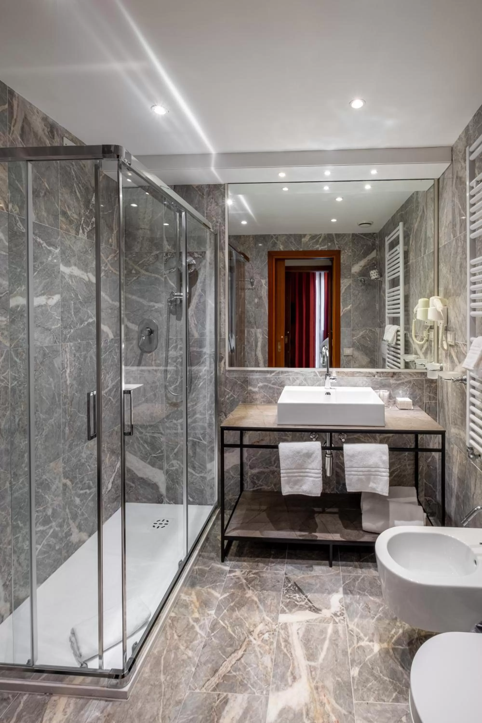 Shower in Palazzina Fortuny