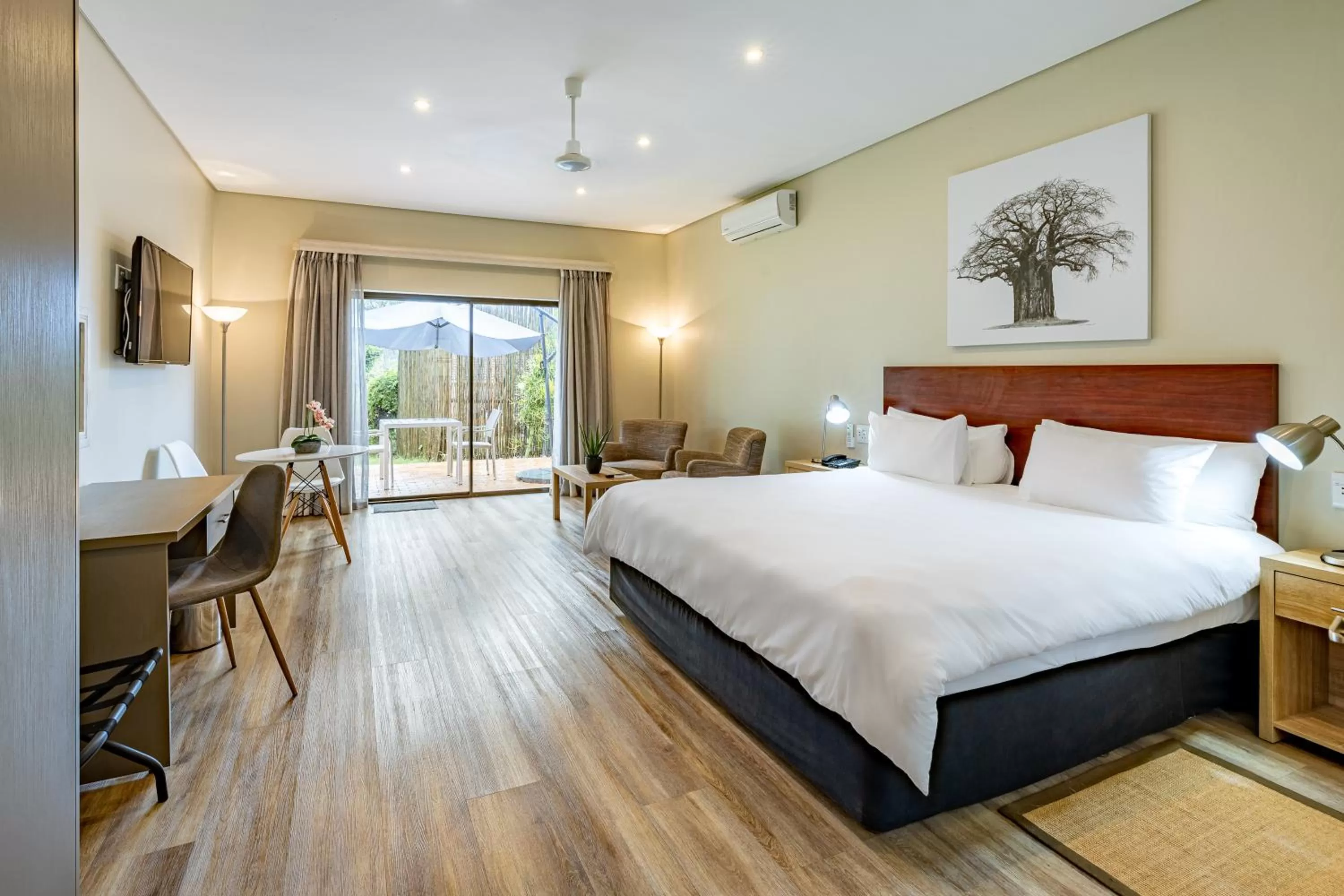 Bedroom, Bed in African Sky Hotels - Pine Lake Inn