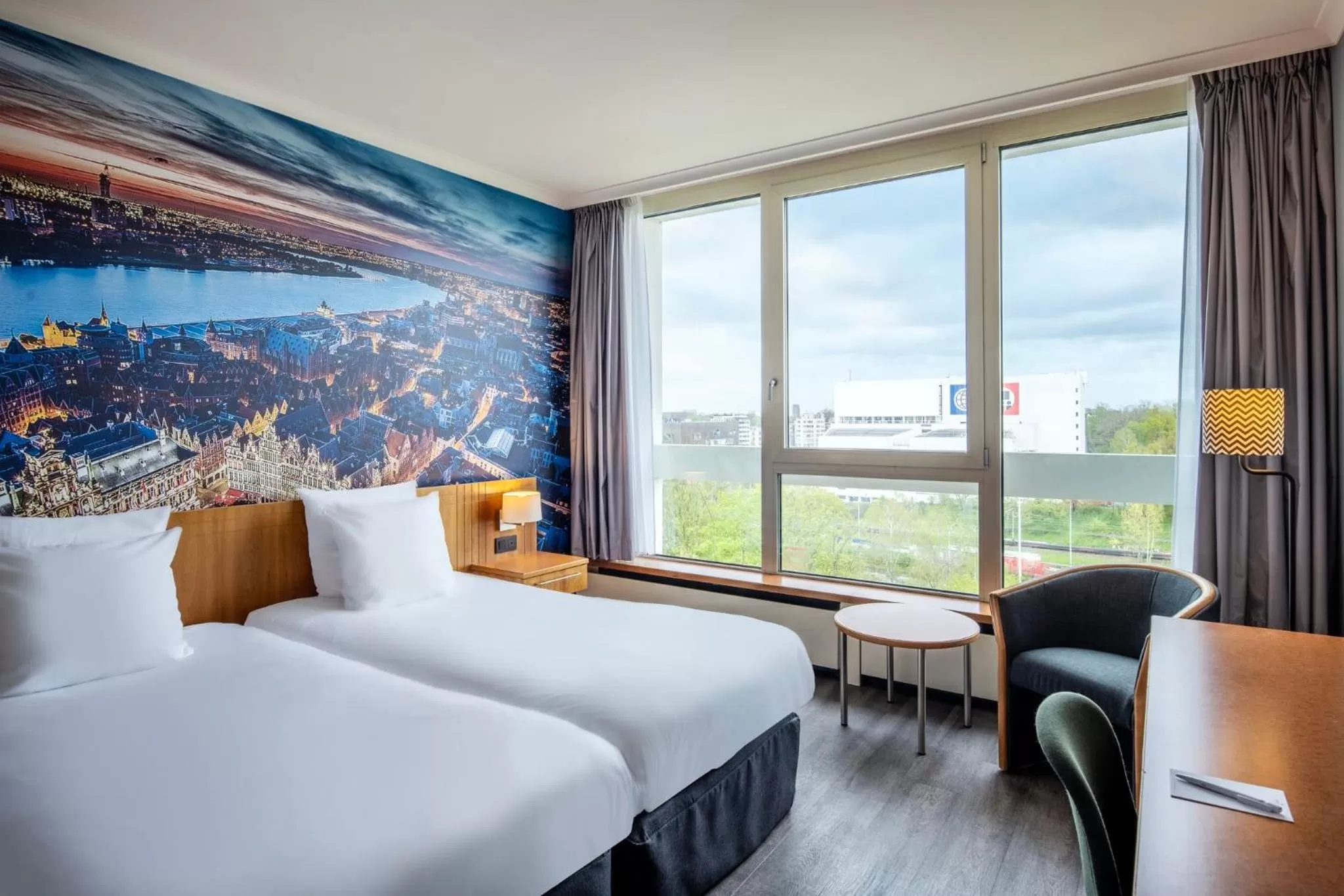 Photo of the whole room, Bed in Crowne Plaza Antwerpen by IHG