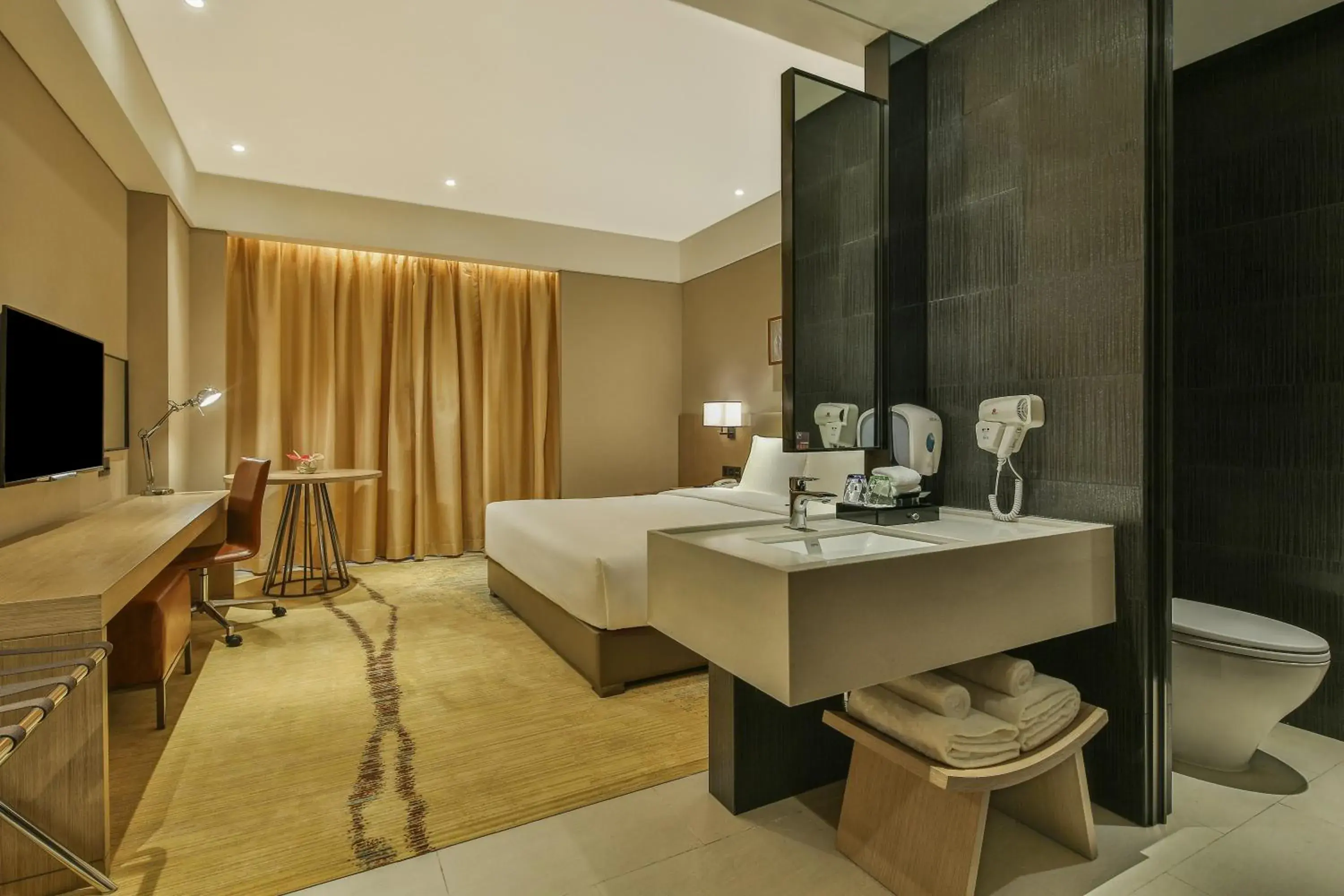Standard King Room in Holiday Inn Express Chengdu Wenjiang Hotspring, an IHG Hotel Standard King Room in Holiday Inn Express Chengdu Wenjiang Hotspring, an IHG Hotel