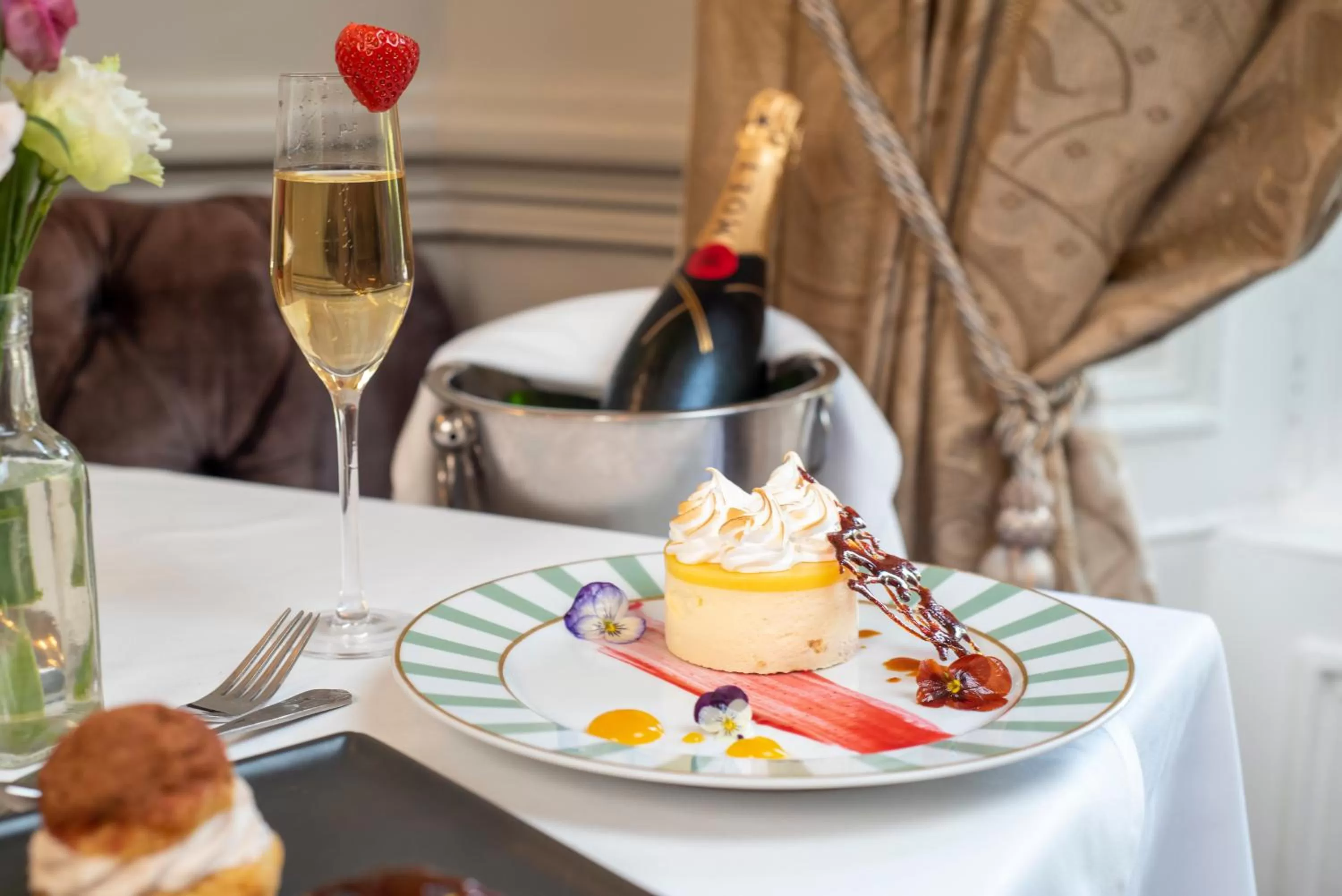 Food and drinks in Newpark Hotel