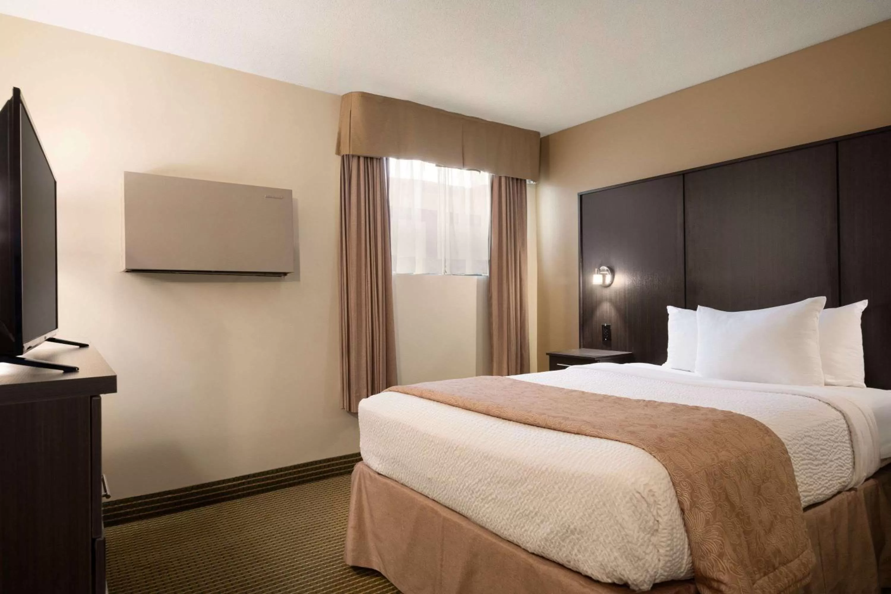 Photo of the whole room, Bed in Days Inn by Wyndham Renfrew Conference Centre