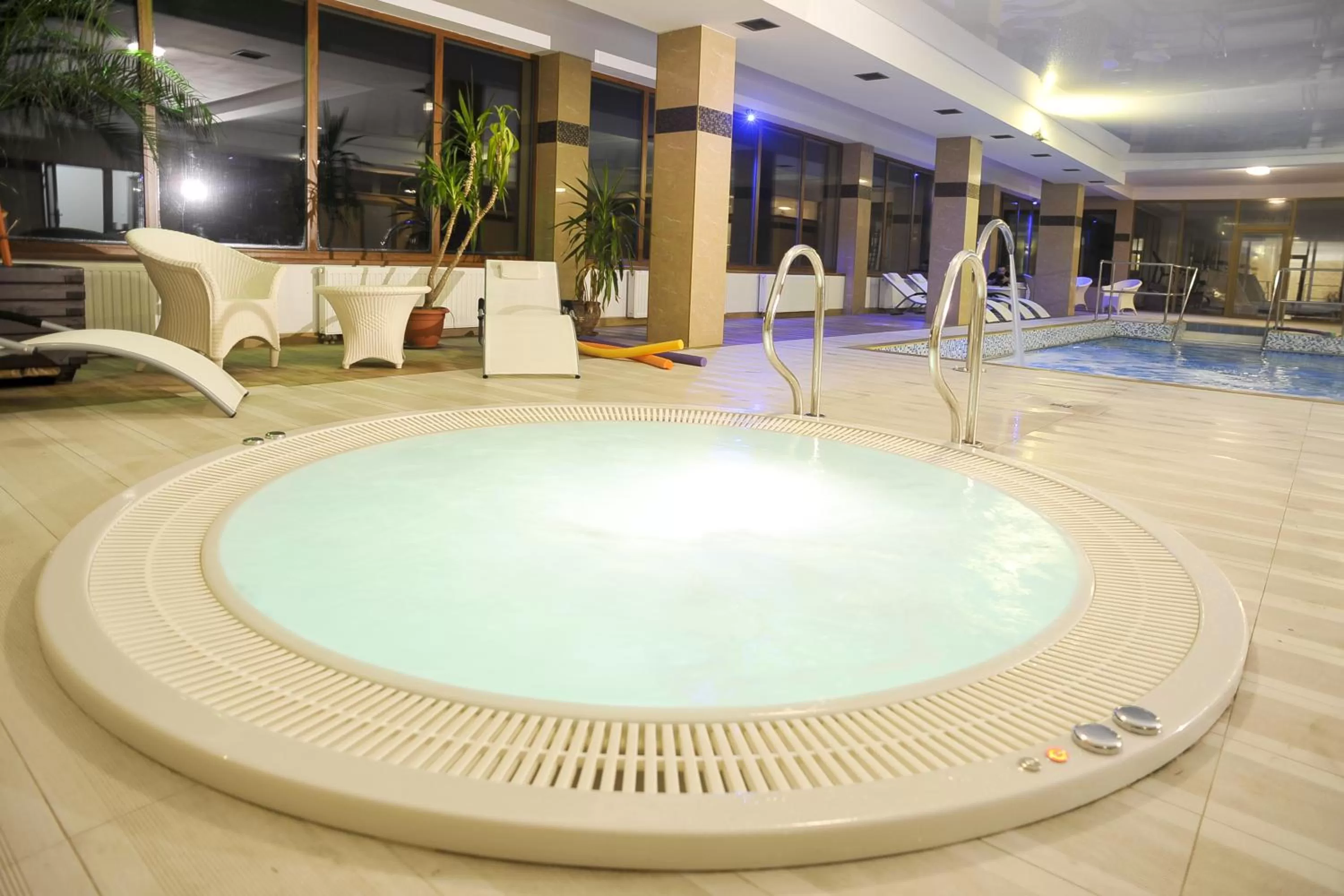 Hot Tub, Swimming Pool in Hotel Mir-Jan SPA