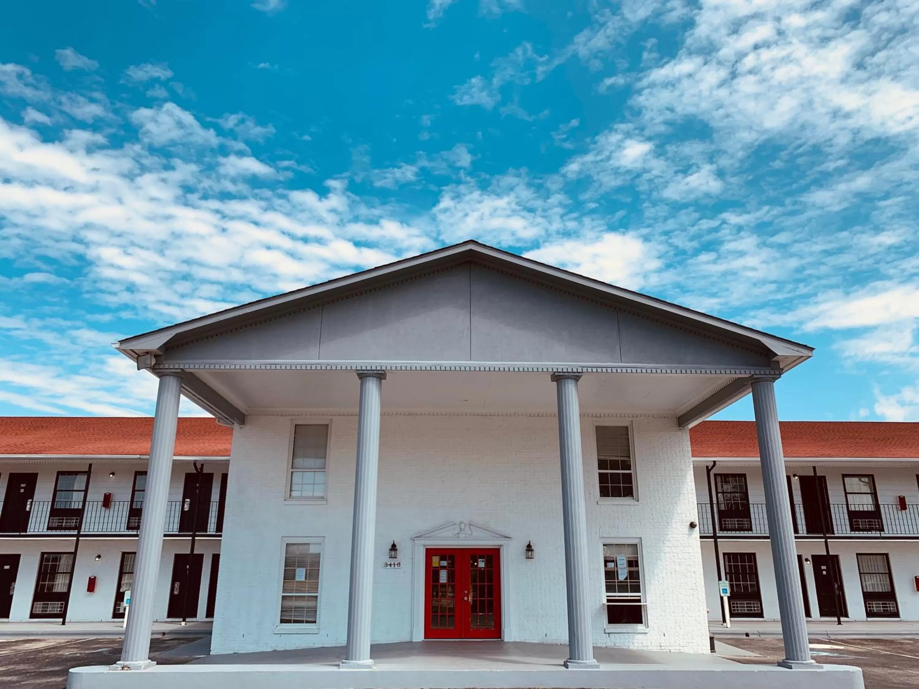 Property building in Econo Lodge Crystal Coast
