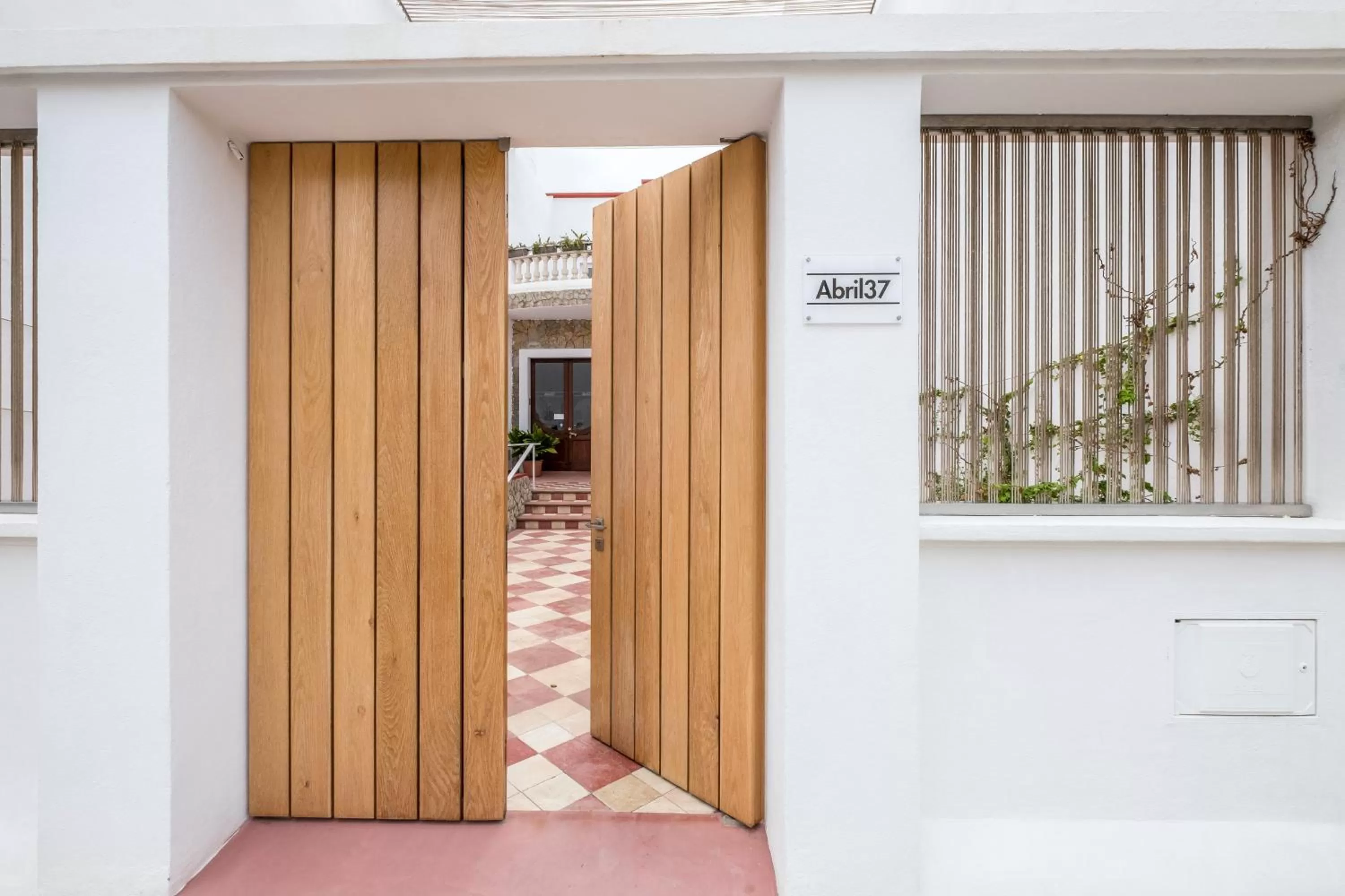 Facade/entrance in Hotel Abril 37