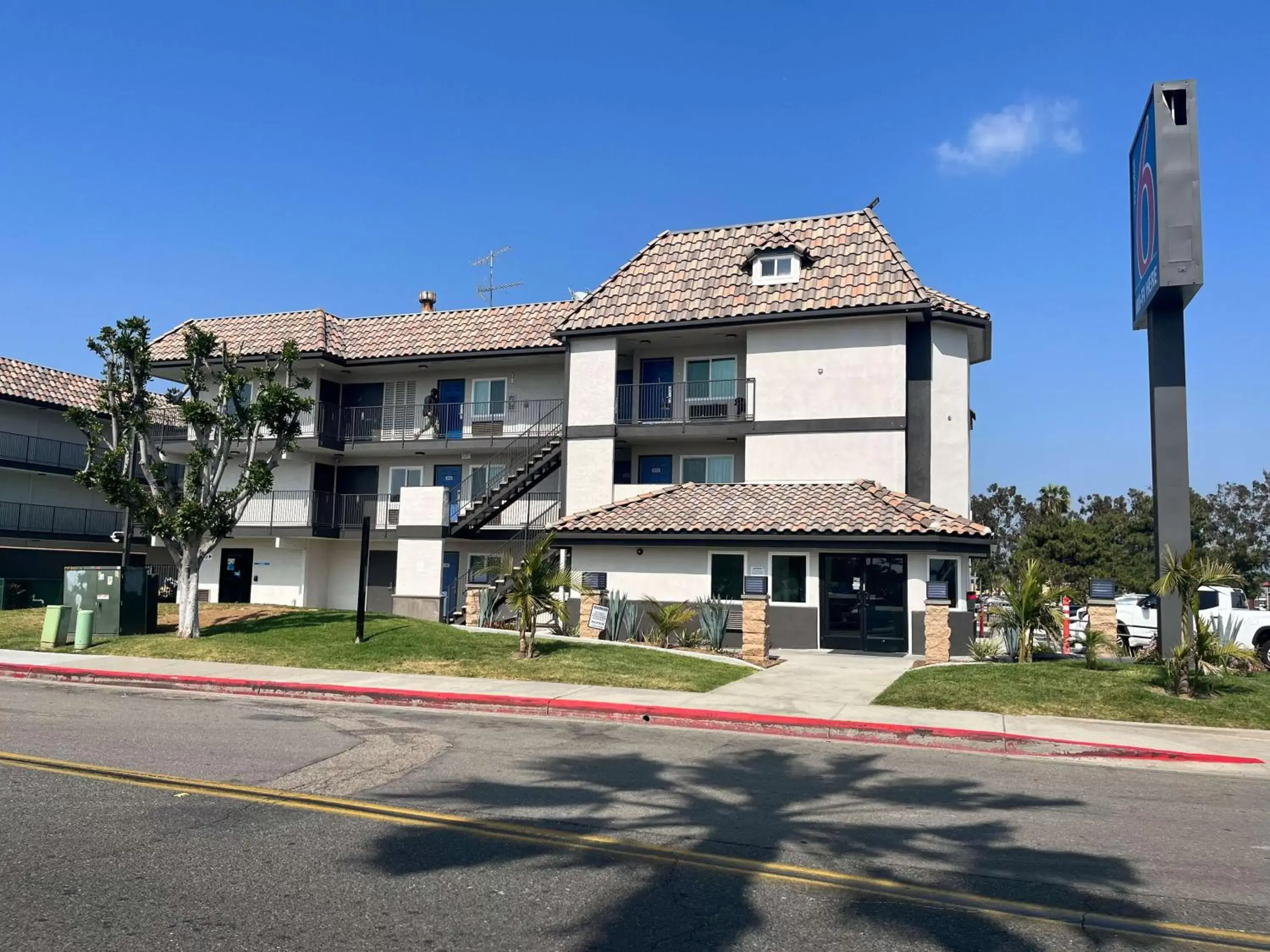 Property Building in Studio 6 Suites Escondido CA Property Building in Studio 6 Suites Escondido CA