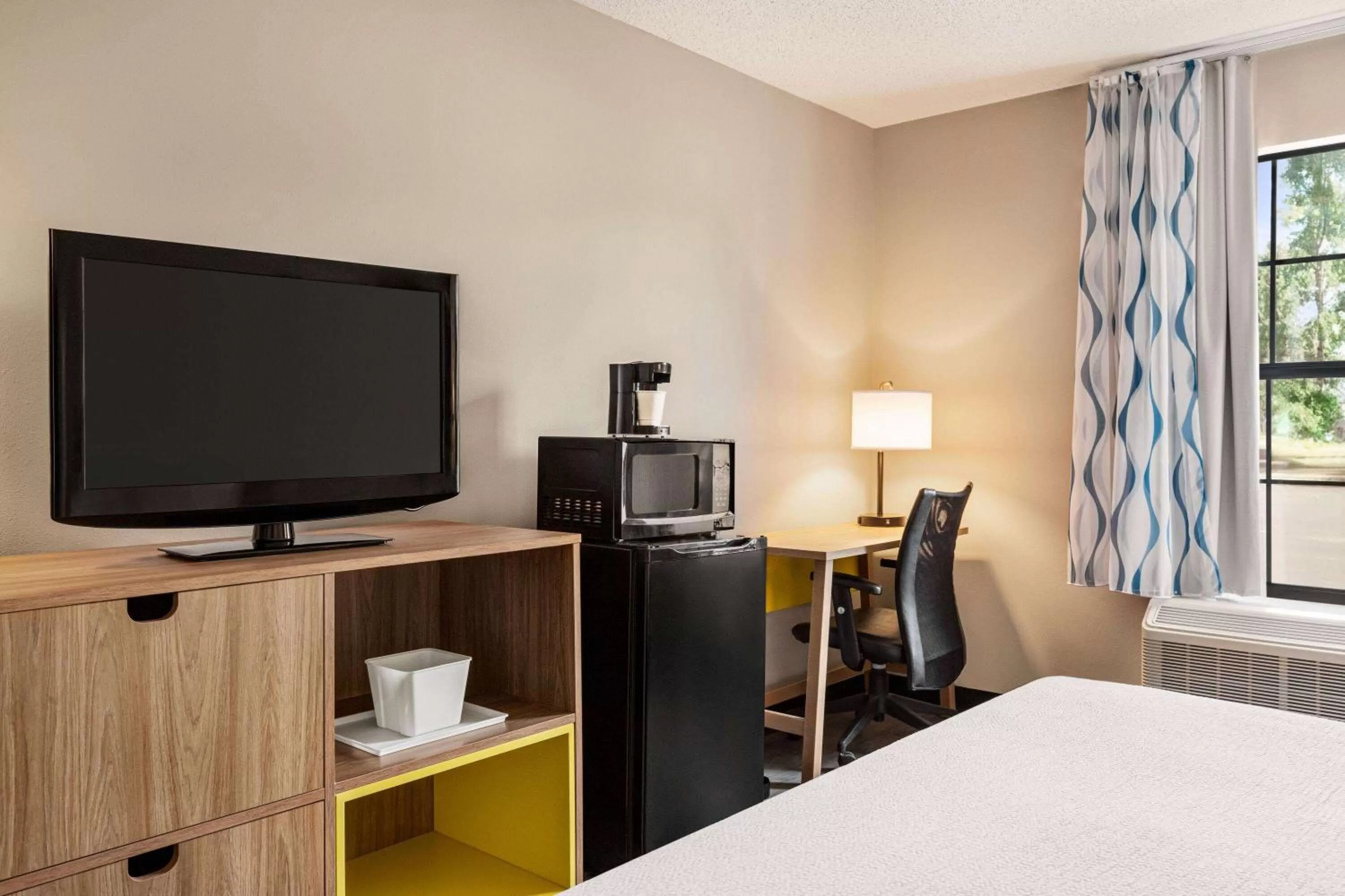 Photo of the whole room, Bed in Days Inn by Wyndham Shallotte