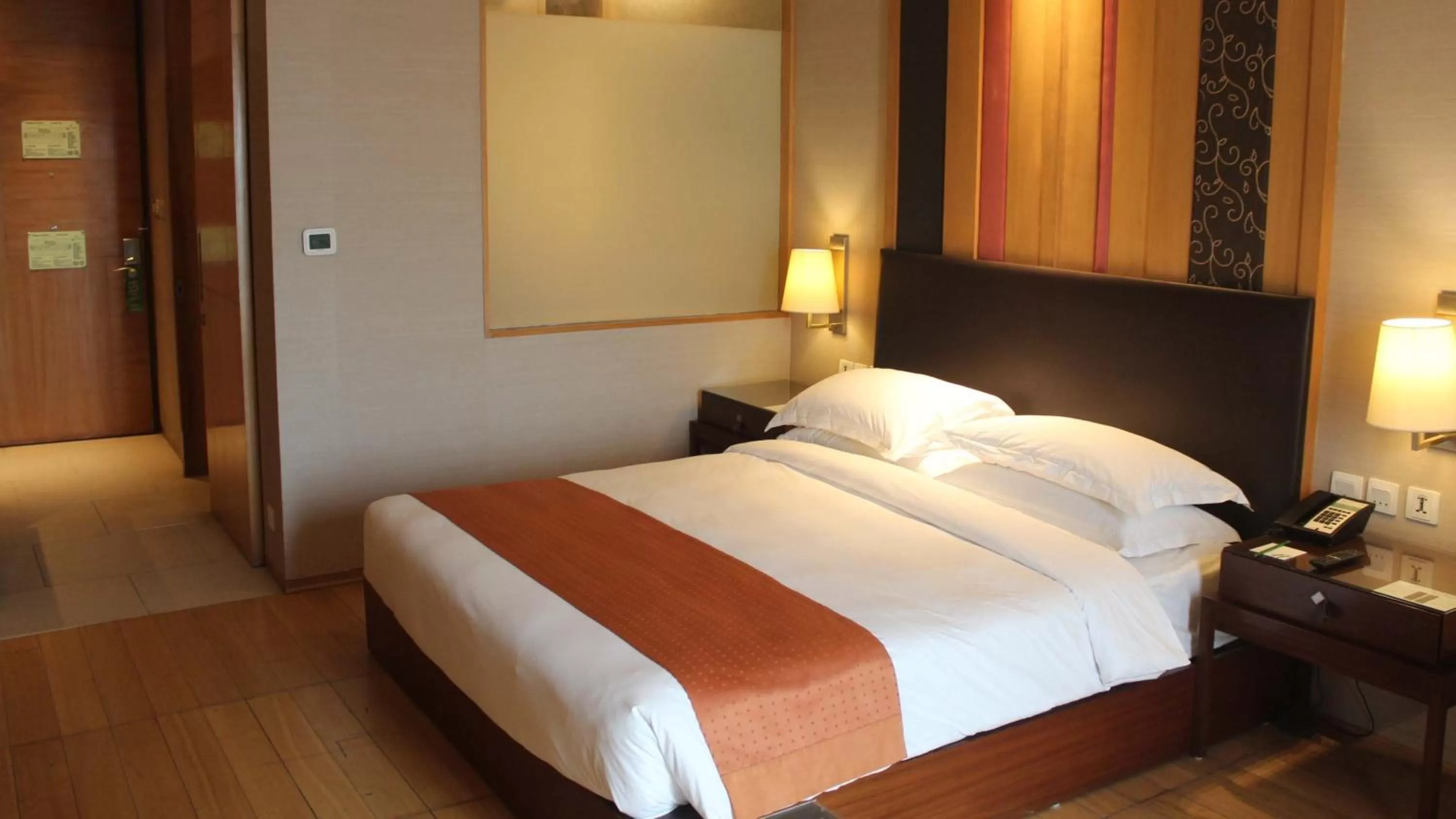 Photo of the whole room, Bed in Holiday Inn New Delhi Mayur Vihar Noida by IHG