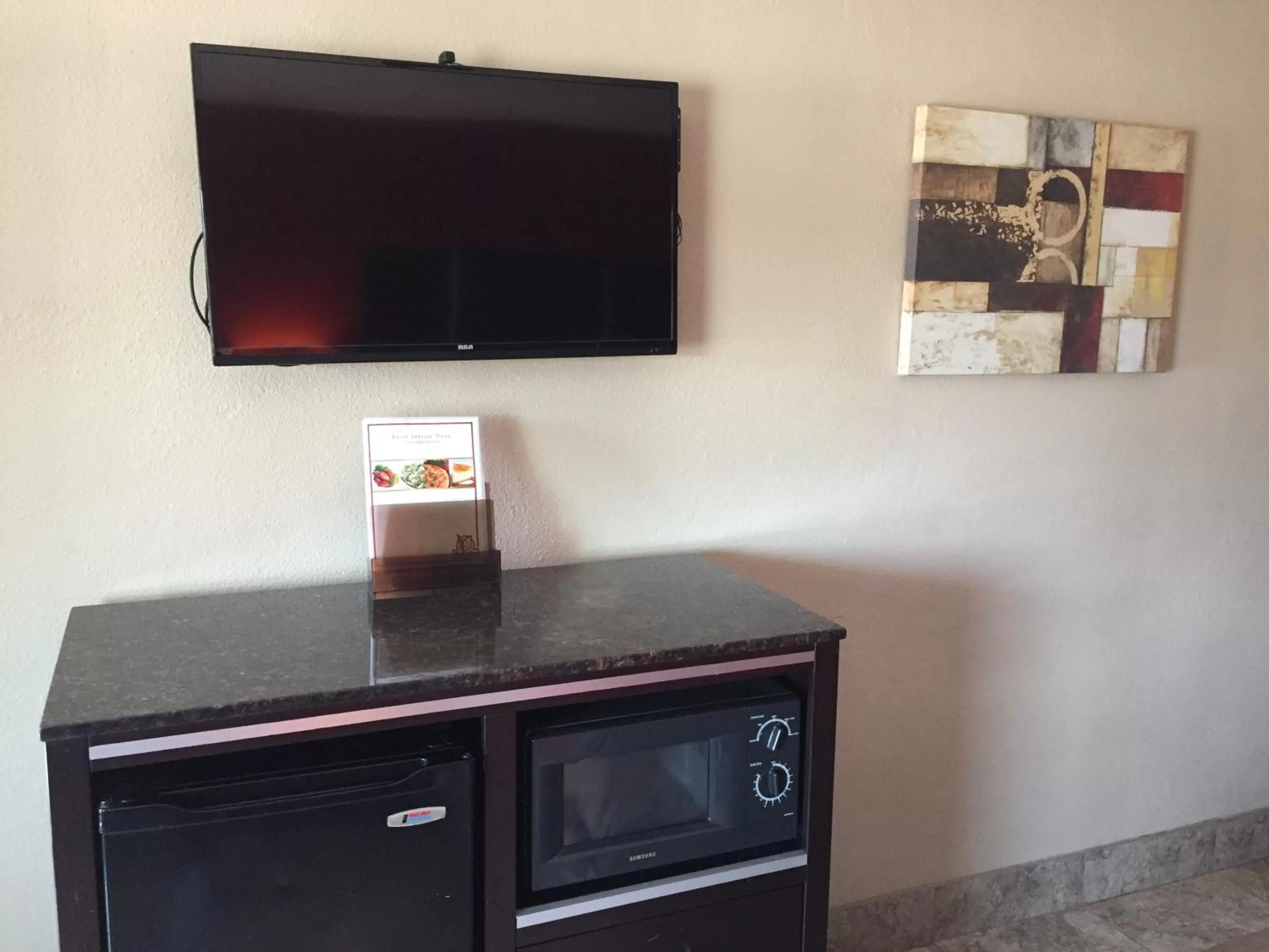 TV and multimedia in Harbor Inn & Suites Oceanside