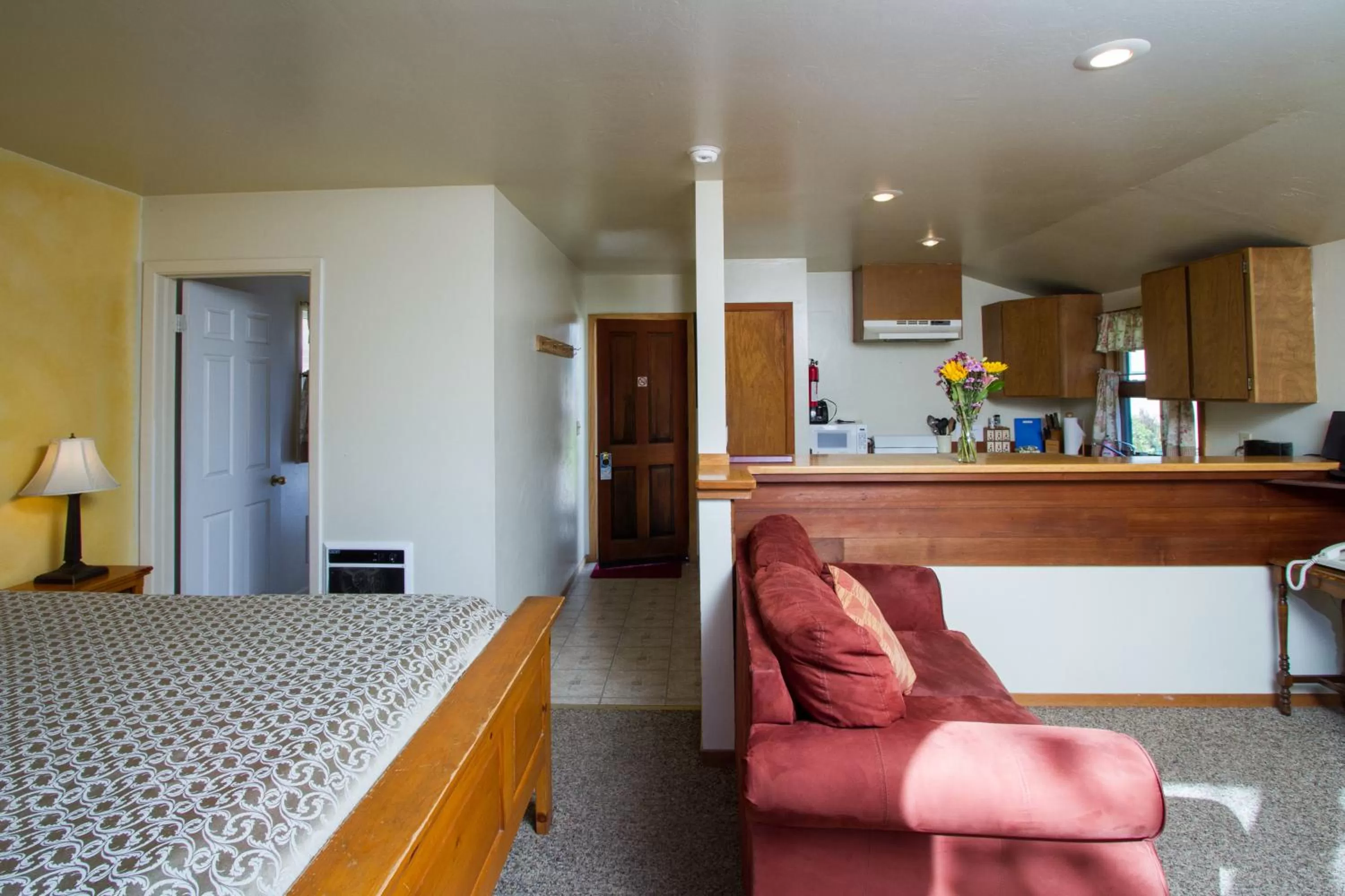 Photo of the whole room, Bed in Sweetwater Inn and Spa