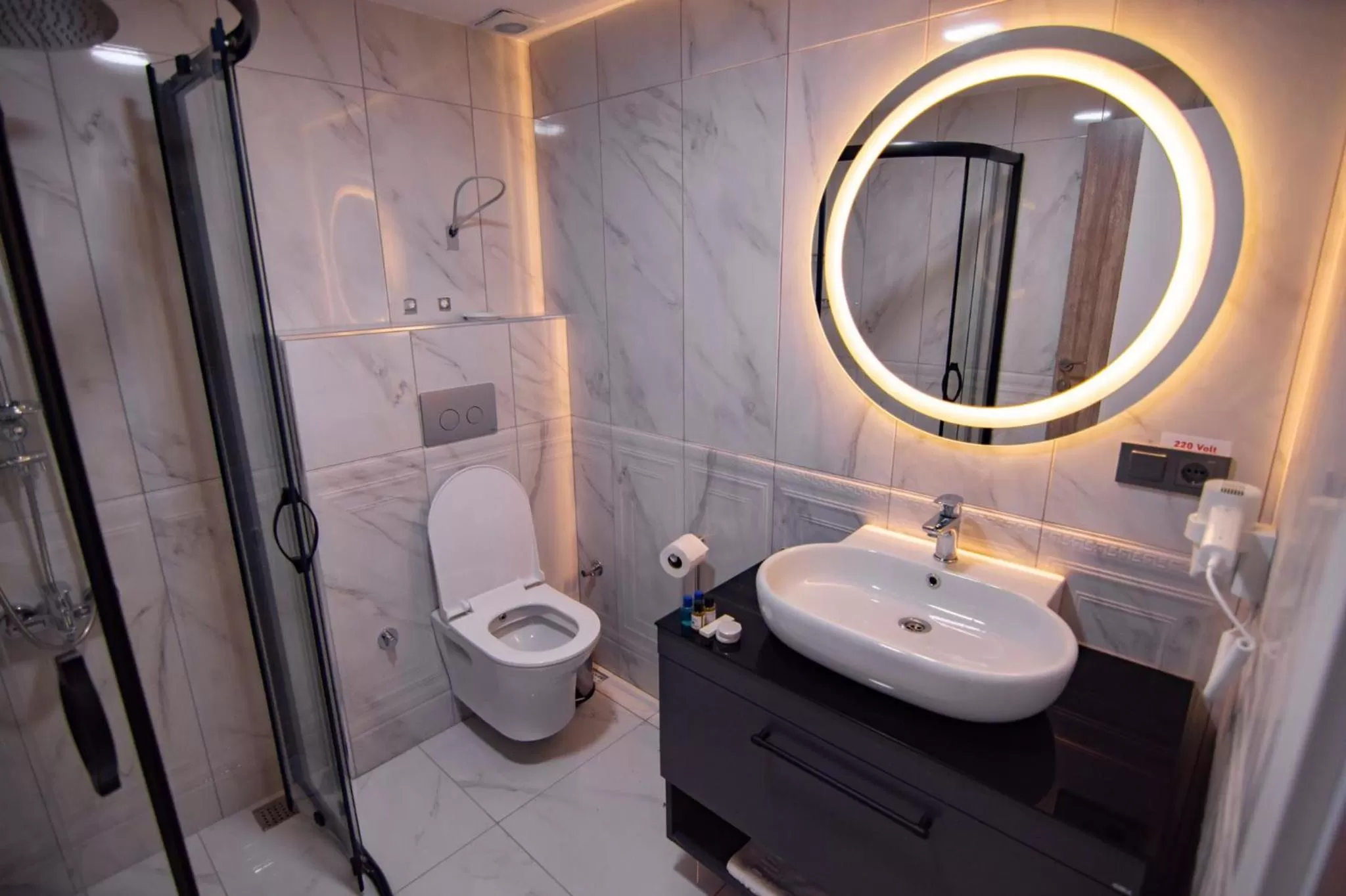 Shower, Bathroom in Sandal Otel